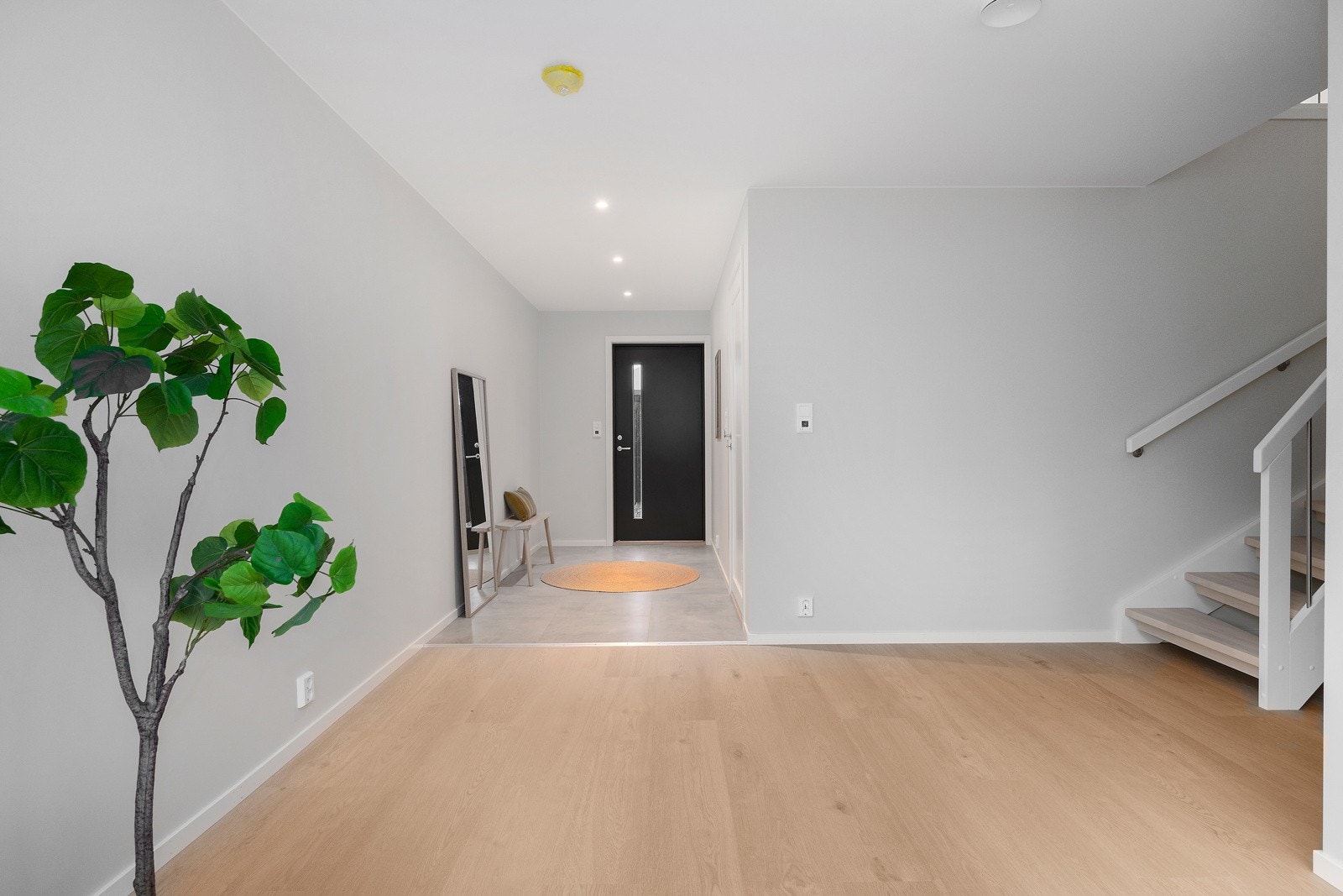 Inngang i 1. etasje via en romslig entré. Tilliggende sportsbod ved ytterdøren. Galleribilde