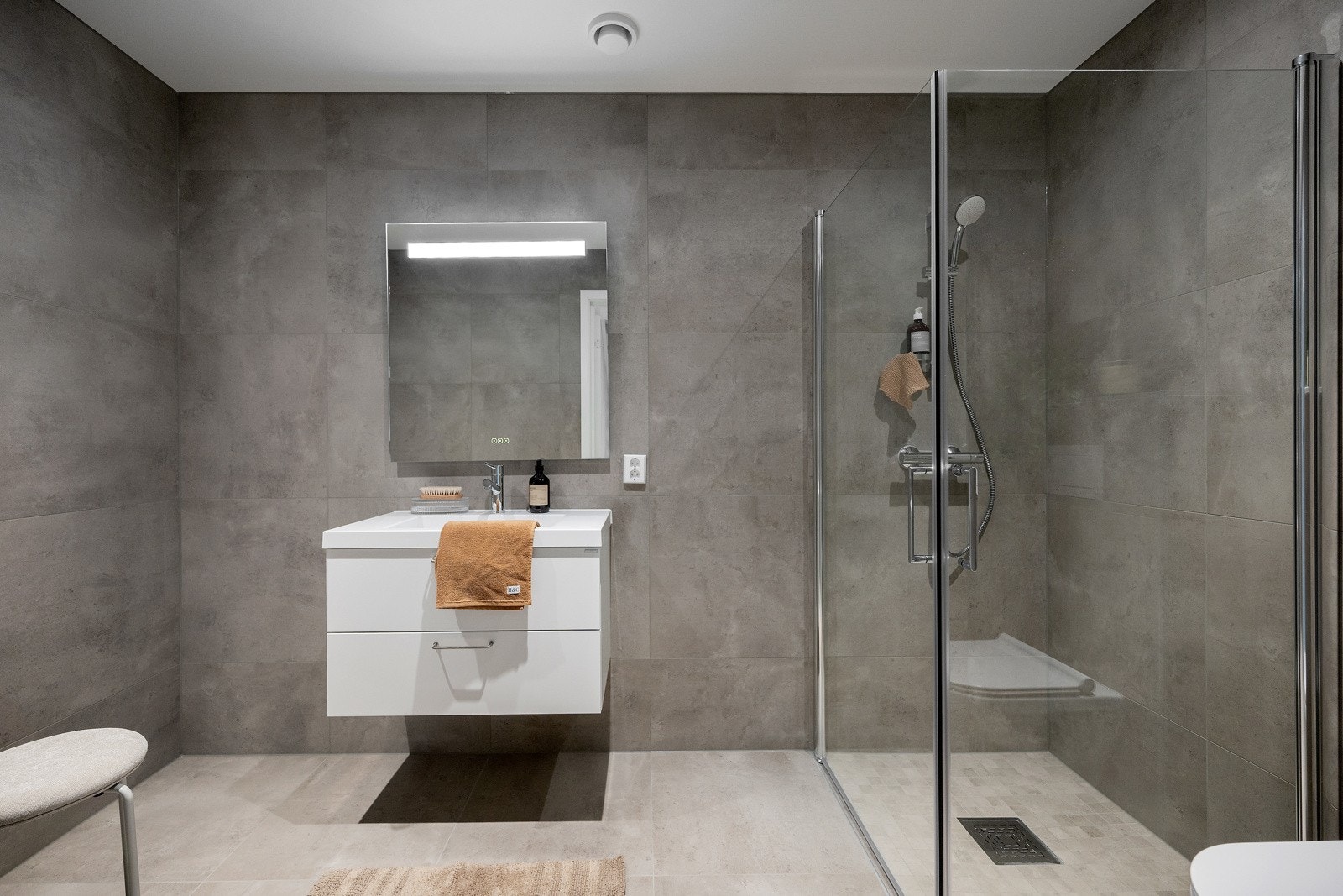 Flislagte overflater, varme i gulvet og moderne innredning. Galleribilde