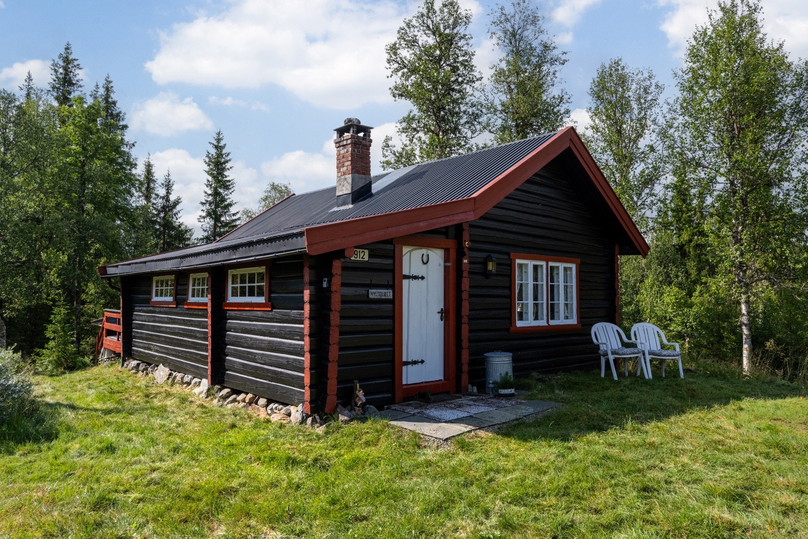 Koselig tømmerhytte på eiendommen med enkel hyttestandard Galleribilde