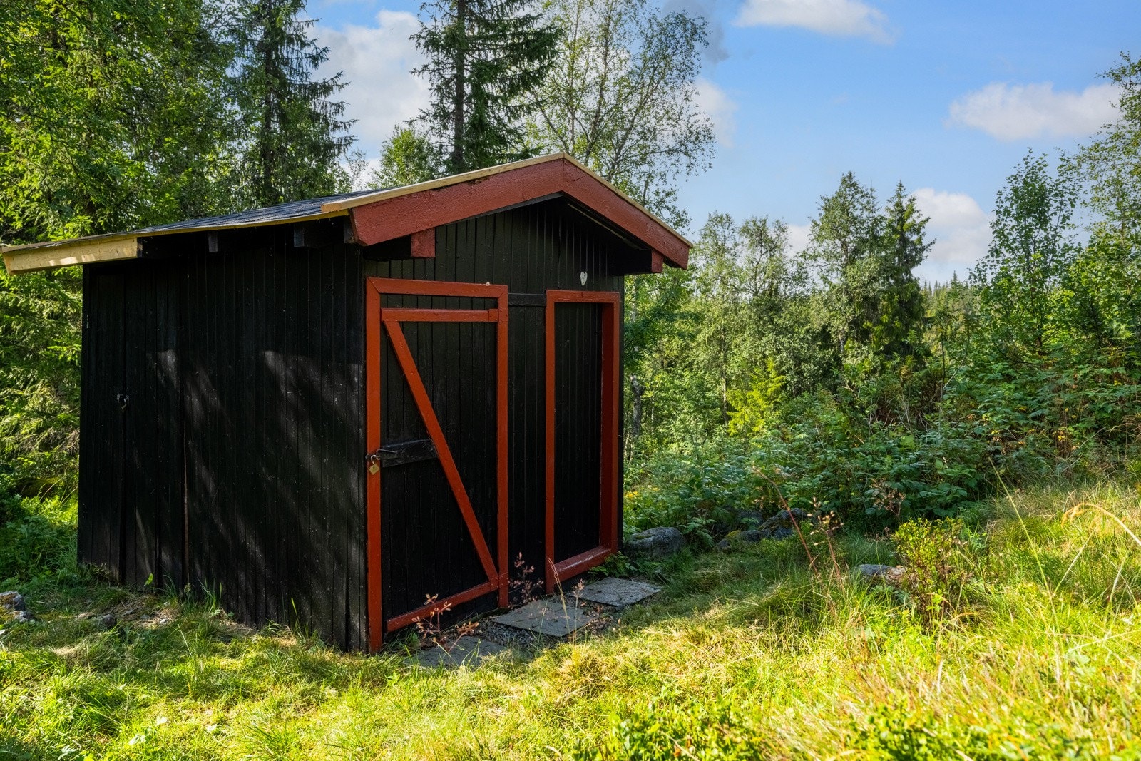 Utebod med vedskjul og utedo Galleribilde