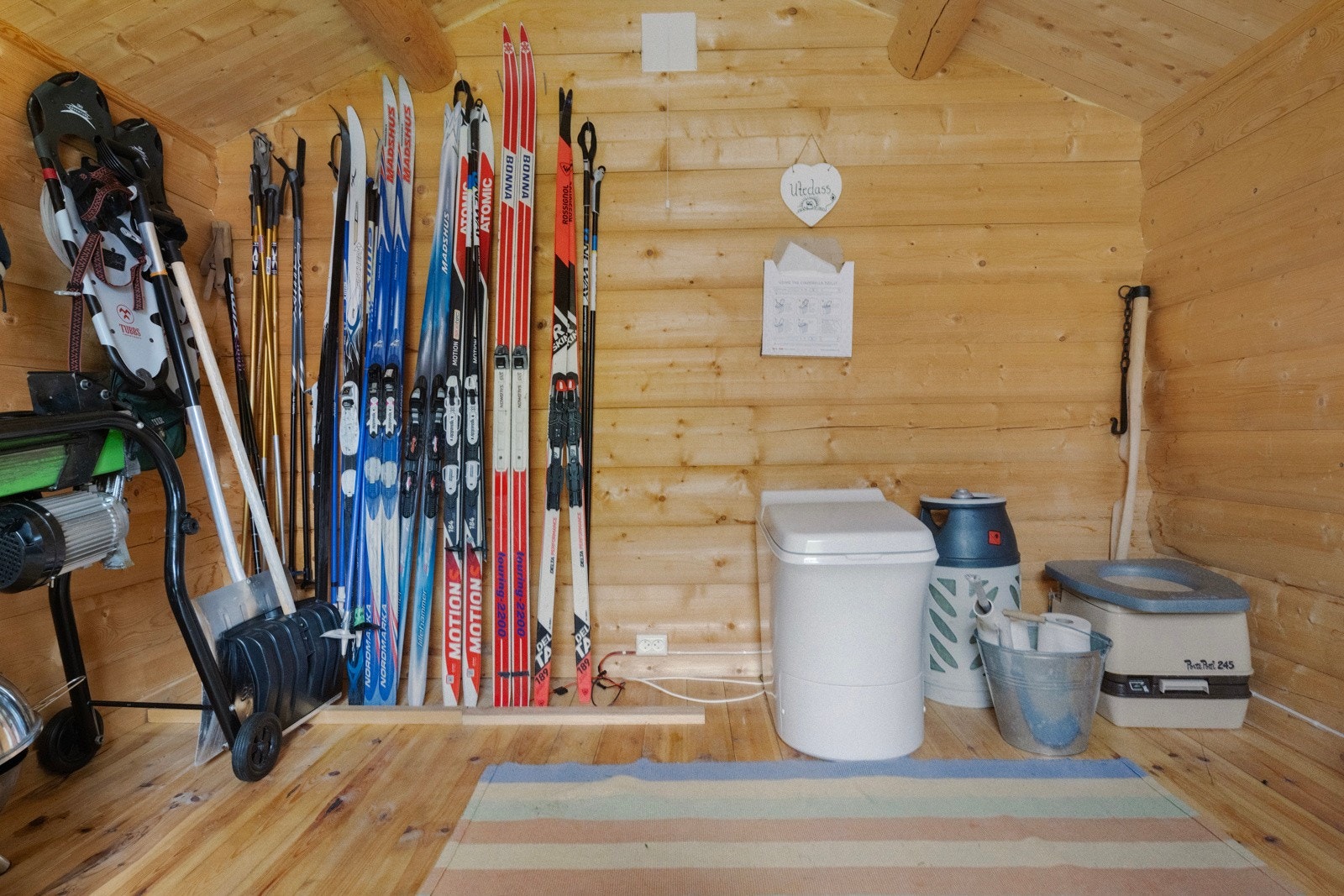 Anneks / utebod med cinderella forbrenningstoalett fra 2024 Galleribilde