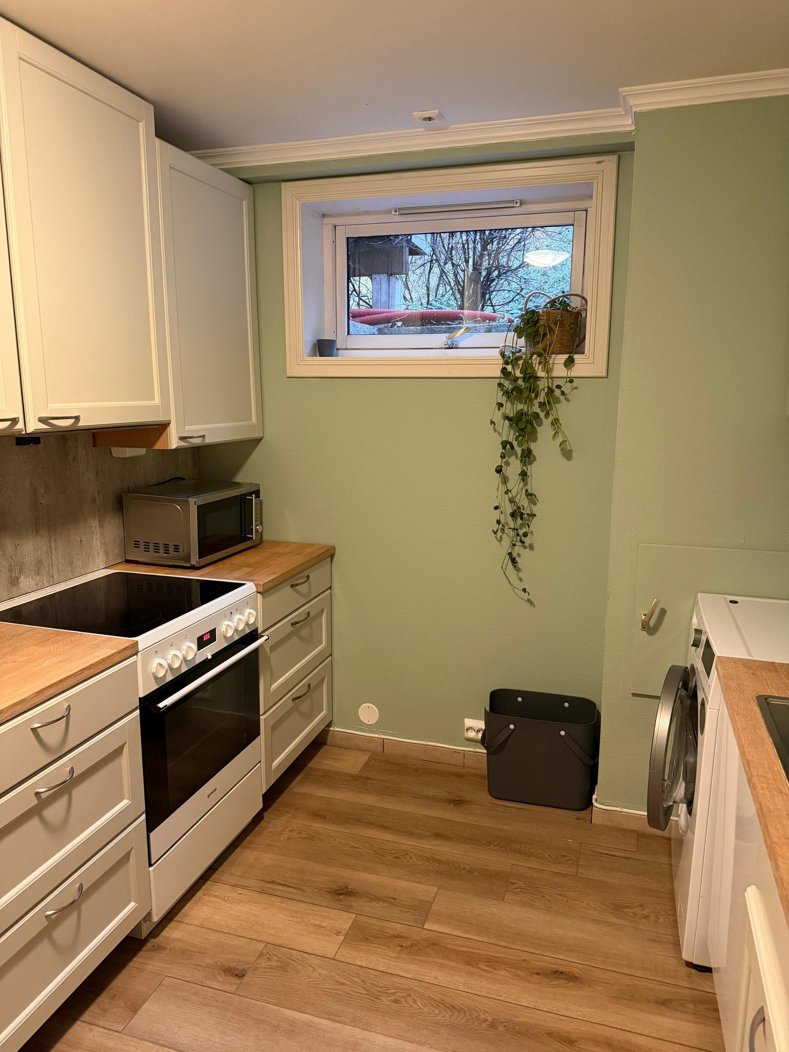 Kjøkken med oppvaskmaskin, komfyr og vaskemaskin Galleribilde