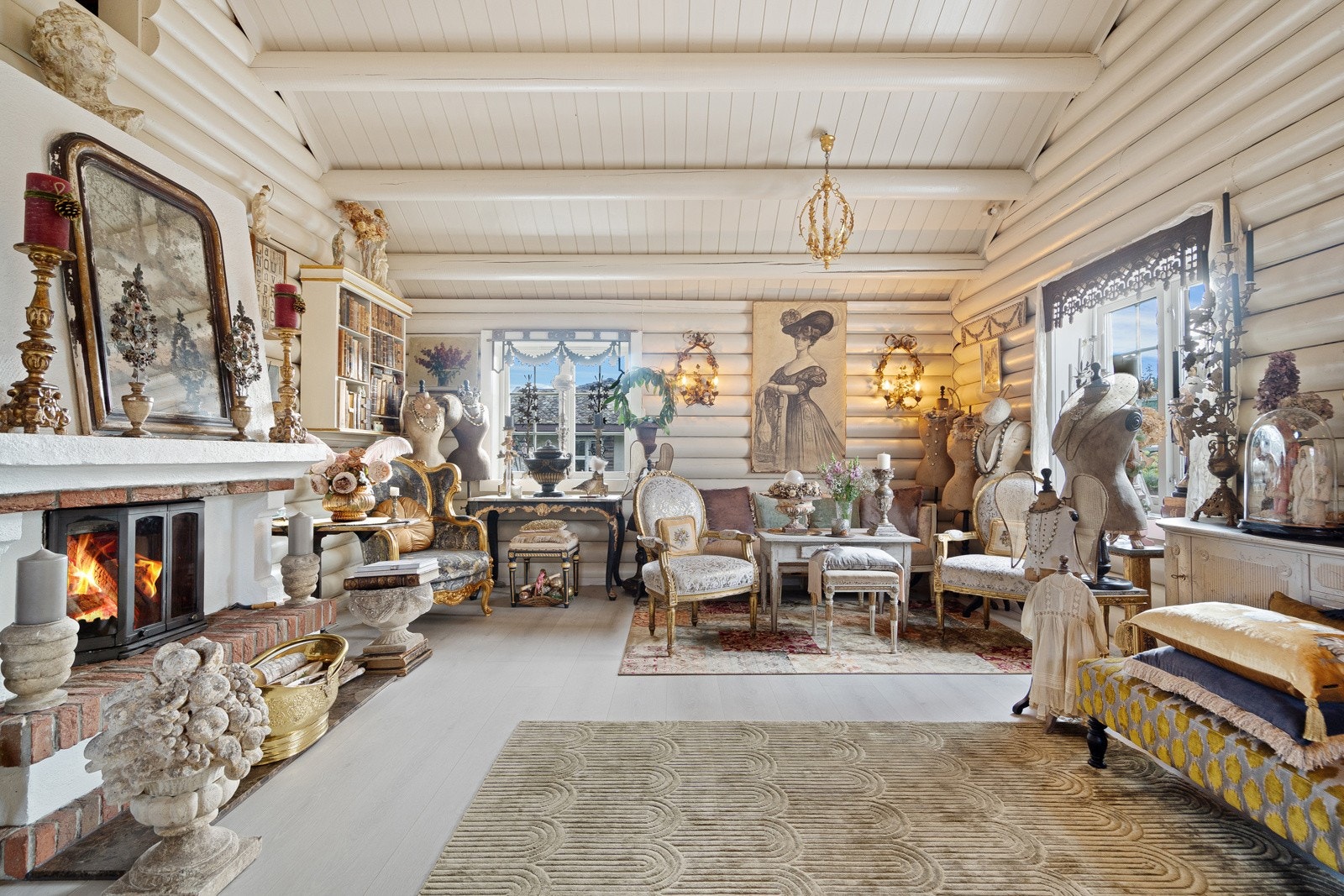 Stor og åpen stue med god takhøyde Galleribilde