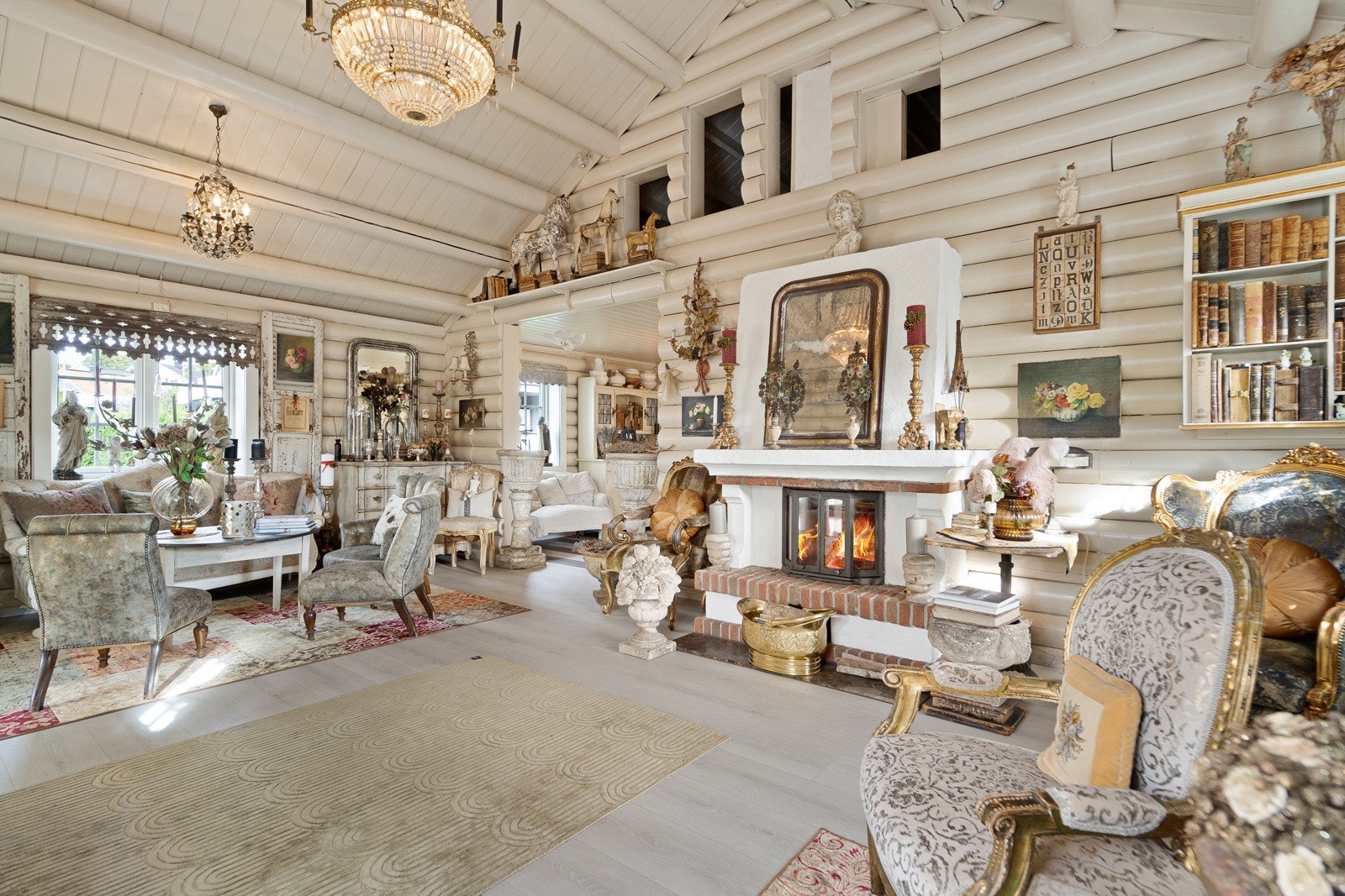 Et herlig rom med koselig peis Galleribilde