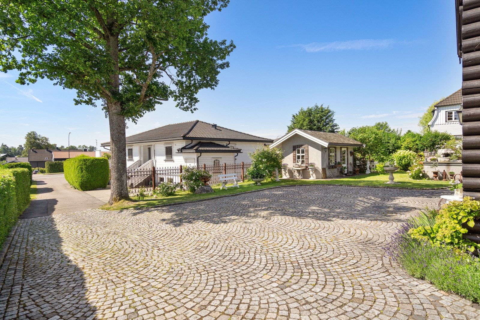 Stor gårdsplass med nydelig tuntre Galleribilde