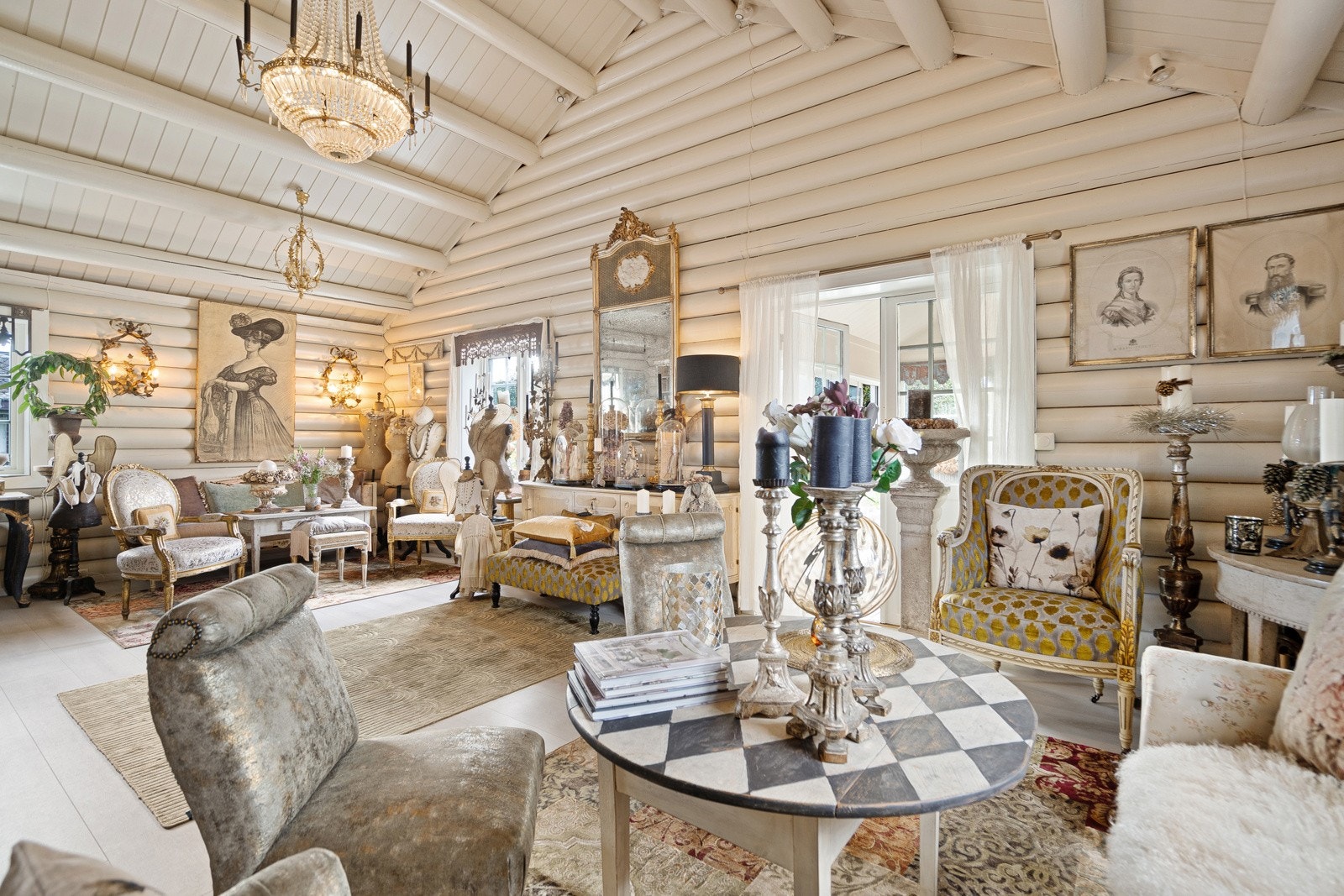 Det er utgang til innglasset utestue Galleribilde