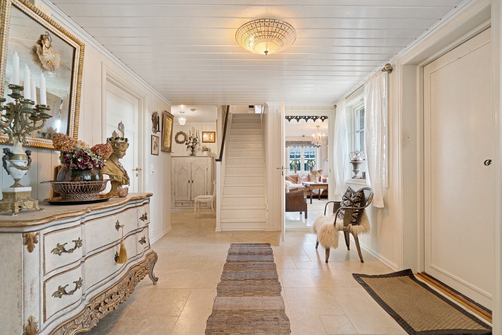 Velkommen inn. Stor flislagt hall Galleribilde