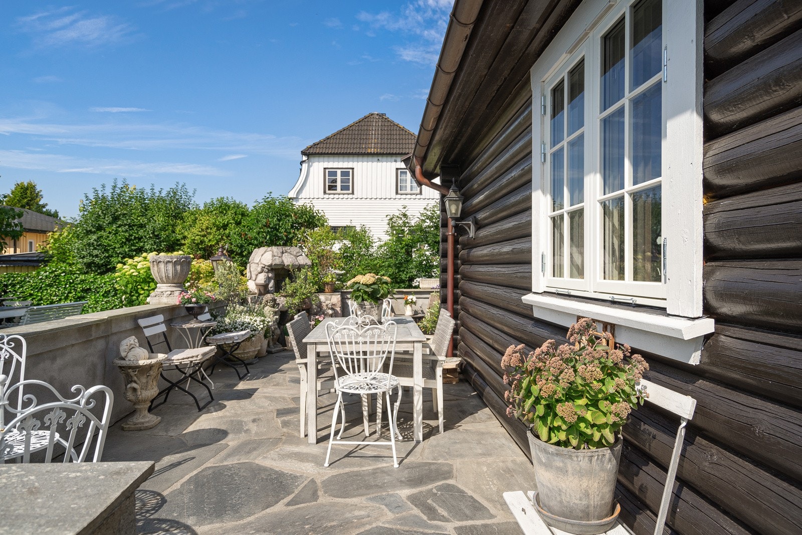 Solrik og lekker skiferterrasse Galleribilde