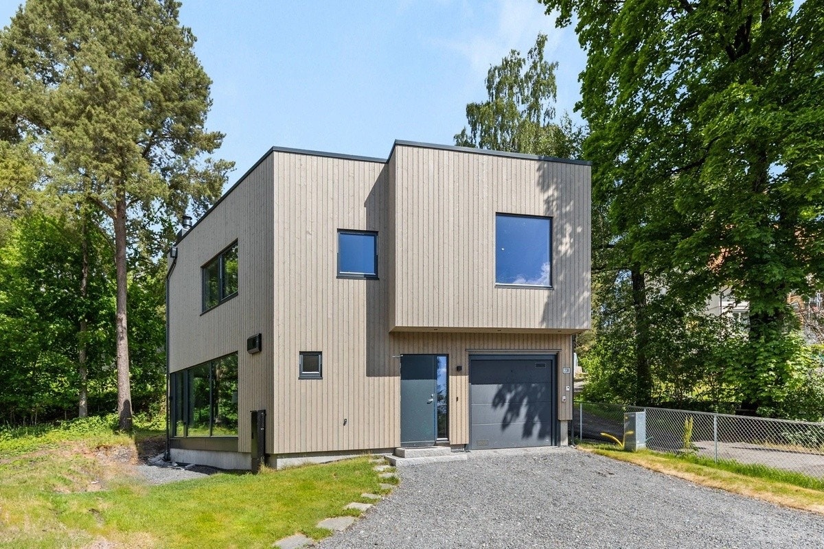 Inngang til høyre for huset Galleribilde