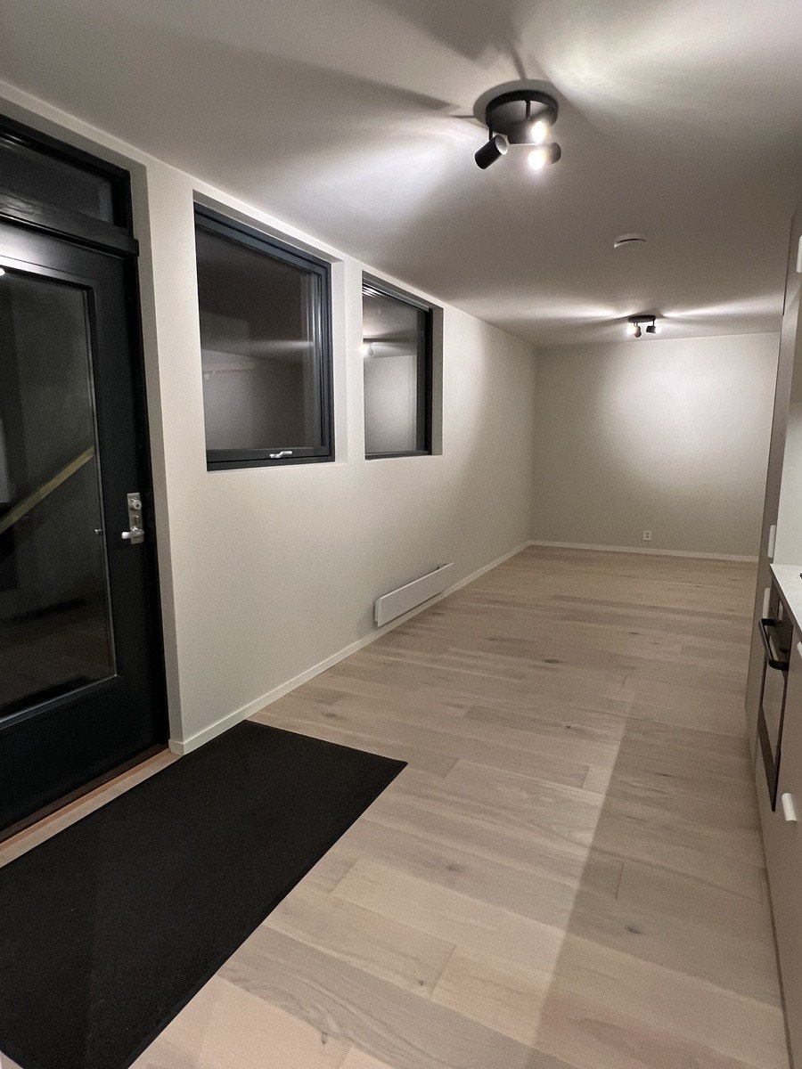 Det monteres gardiner på vinduer Galleribilde