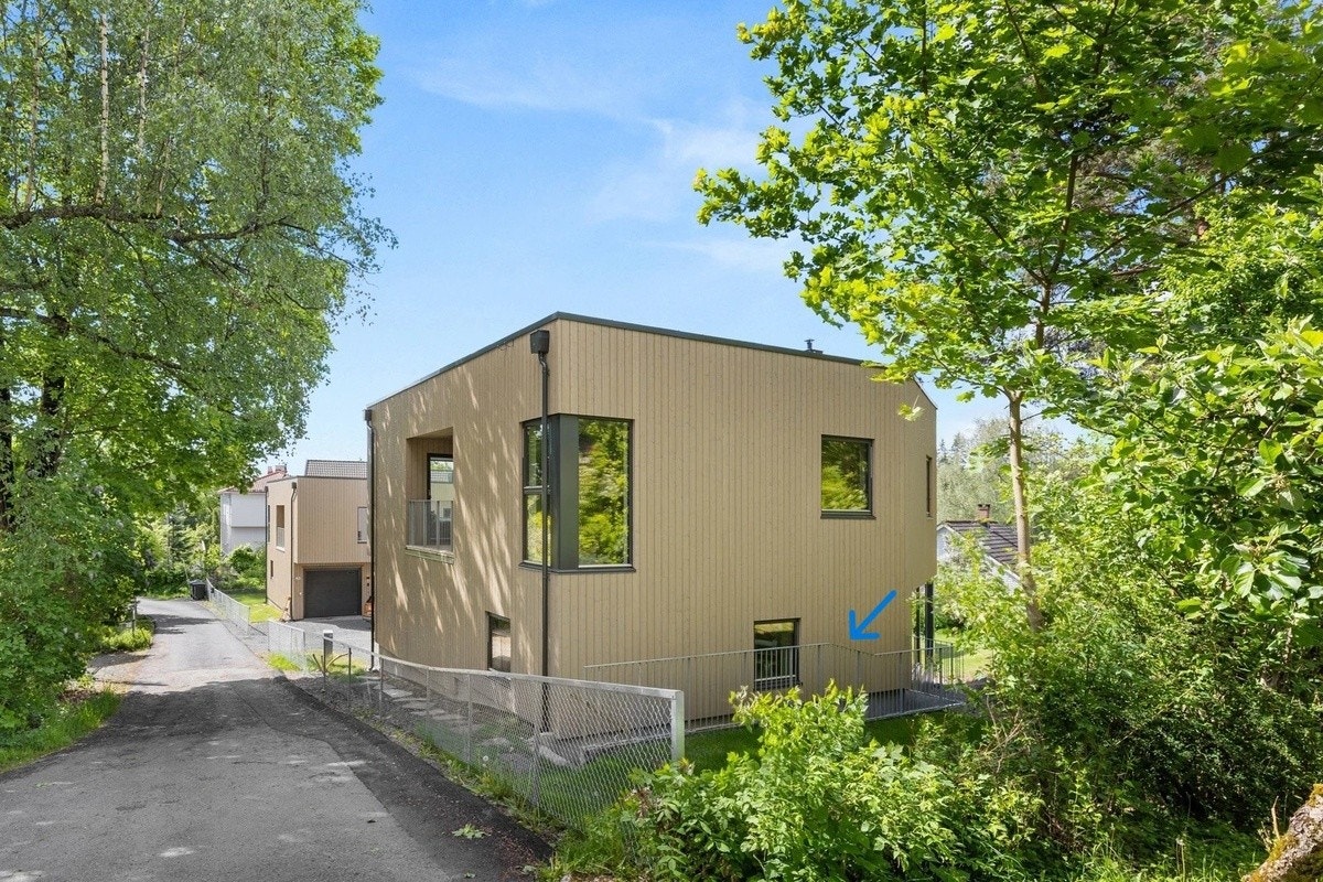 Inngang på bakside av huset er markert Galleribilde