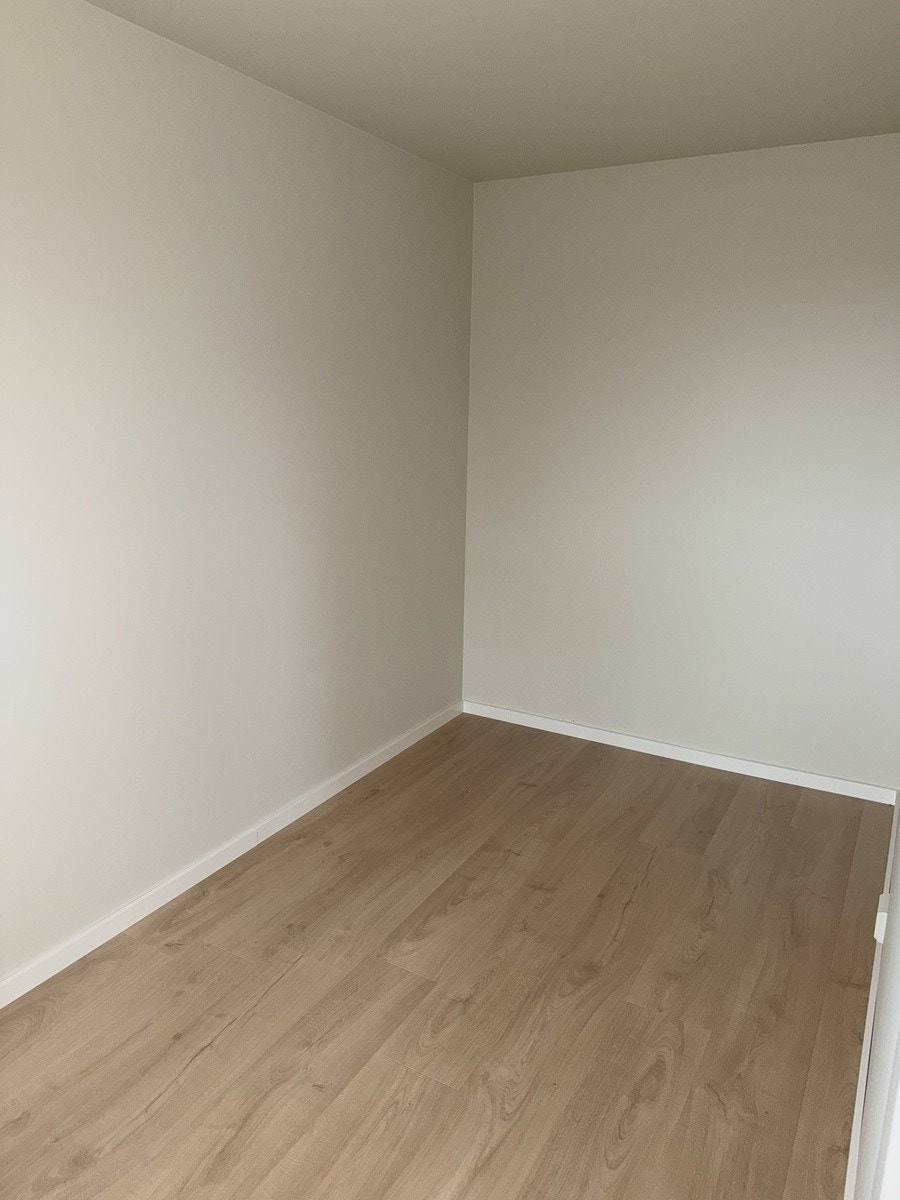 Soverom med god plass til dobbeltseng og garderobeskap Galleribilde