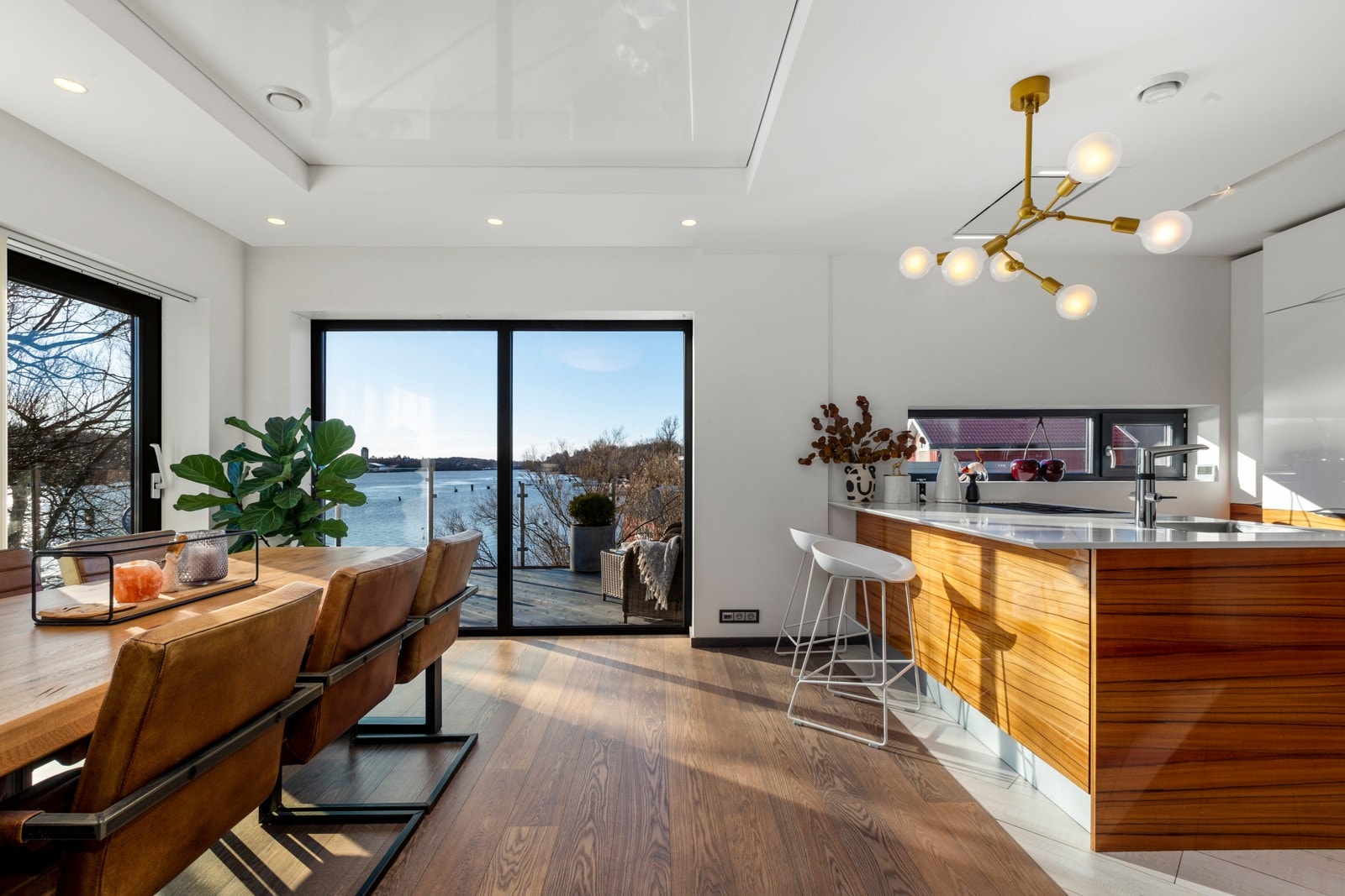 Delikat kjøkken som har åpen løsning til stue og ikke minst vidunderlig utsikt til elven Galleribilde