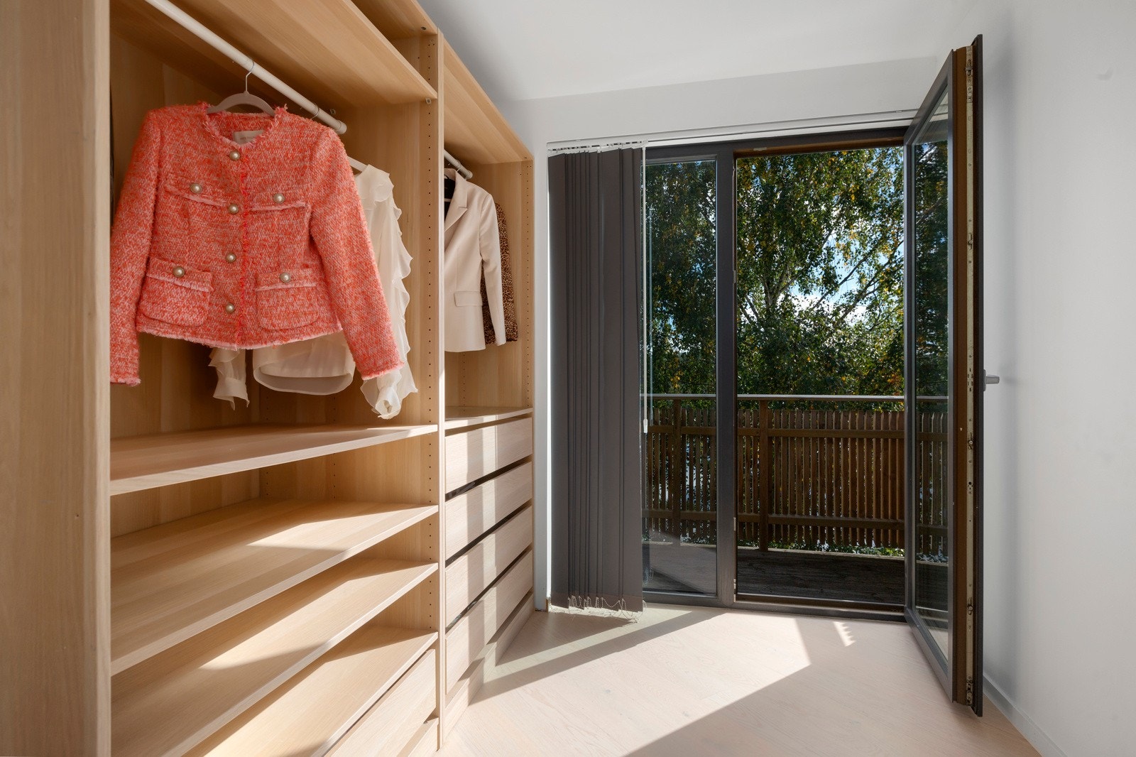 Soverom som i dag benyttes til garderobe - med utgang til balkong Galleribilde