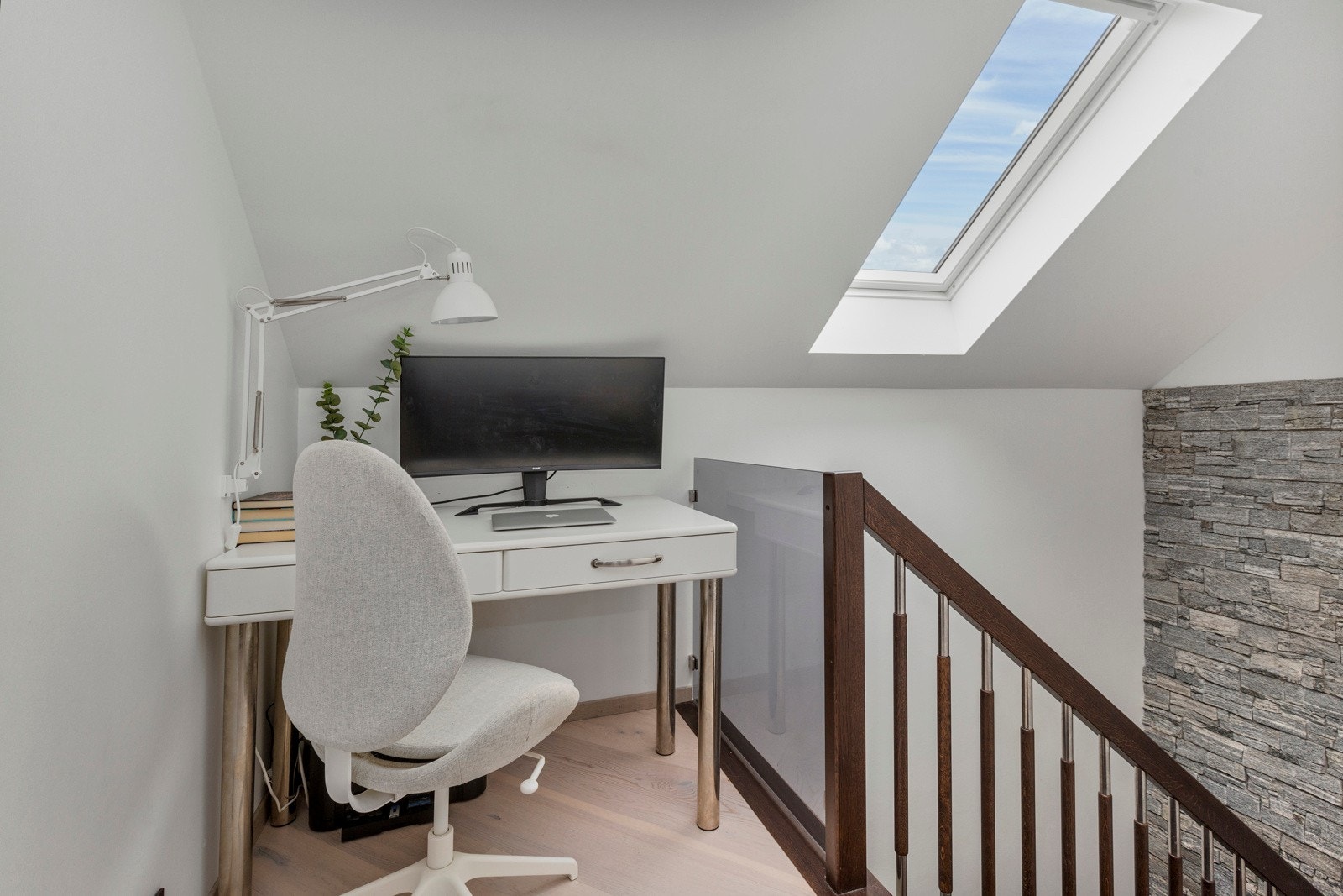 Trappegang i 2. etasje med tilrettelagt kontorplass Galleribilde
