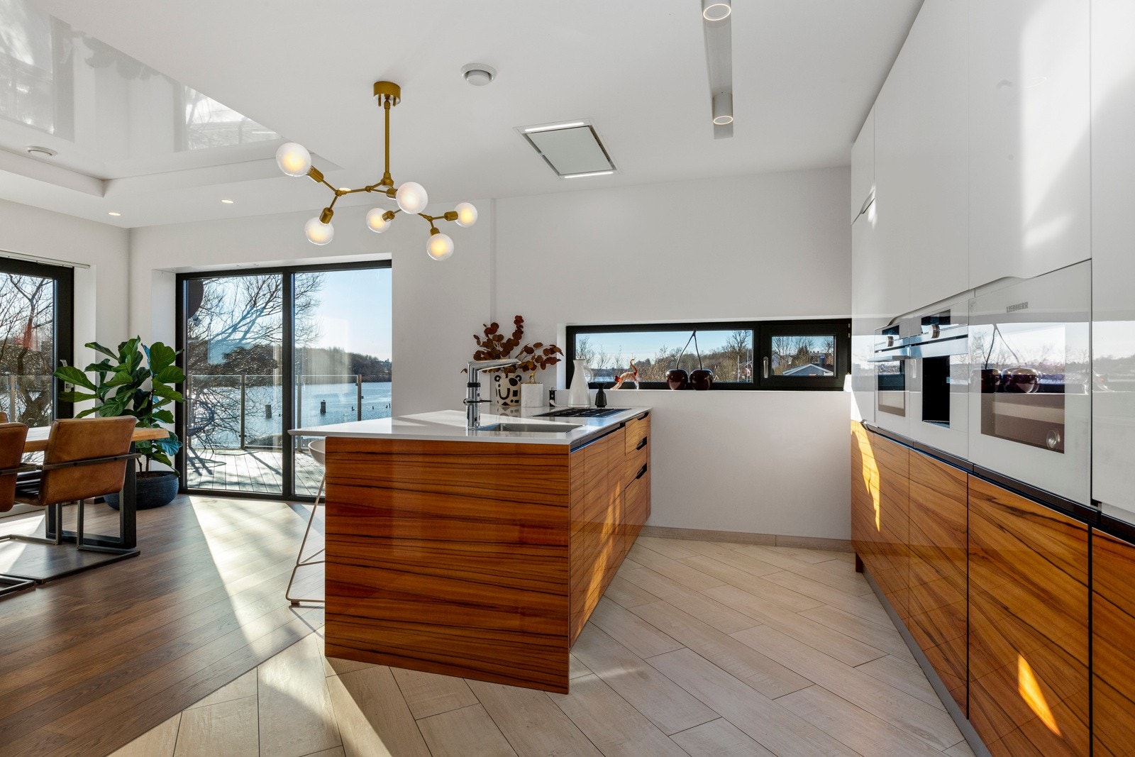 Fra kjøkken er det utgang til terrassen og det er stor vindusflater som slipper godt med lys inn Galleribilde