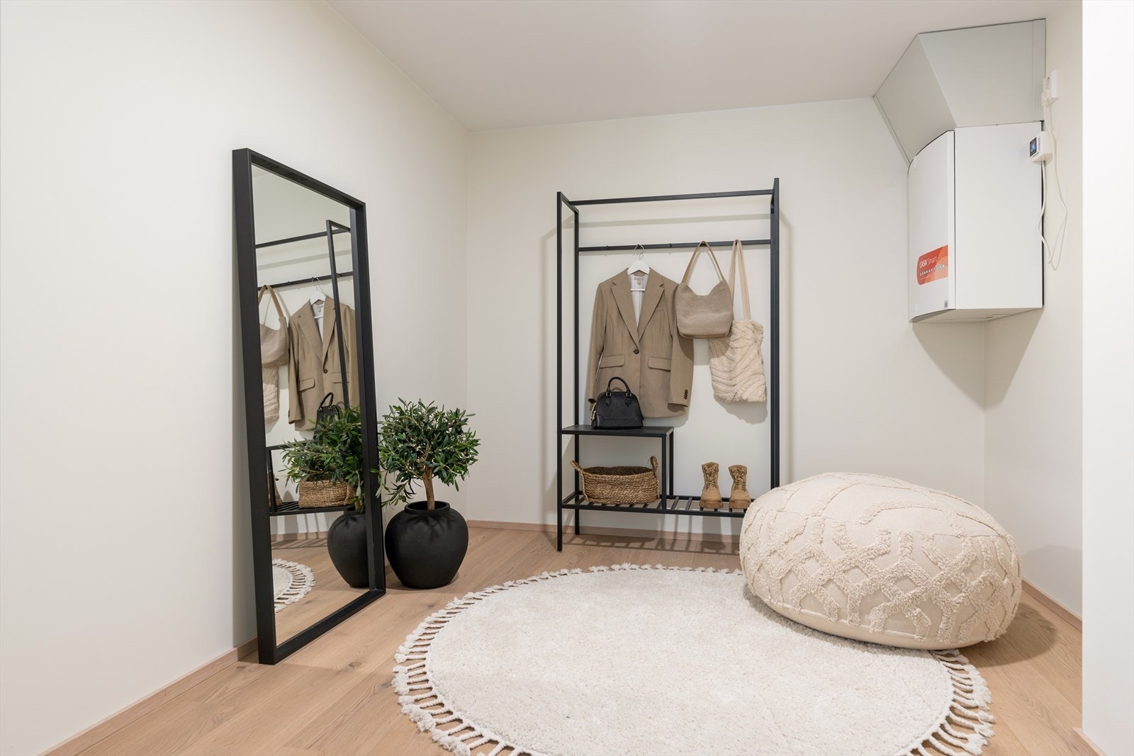 Omkledningsrom/bod på romslige 8 kvm. Balansert ventilasjon med varmegjenvinning. Galleribilde