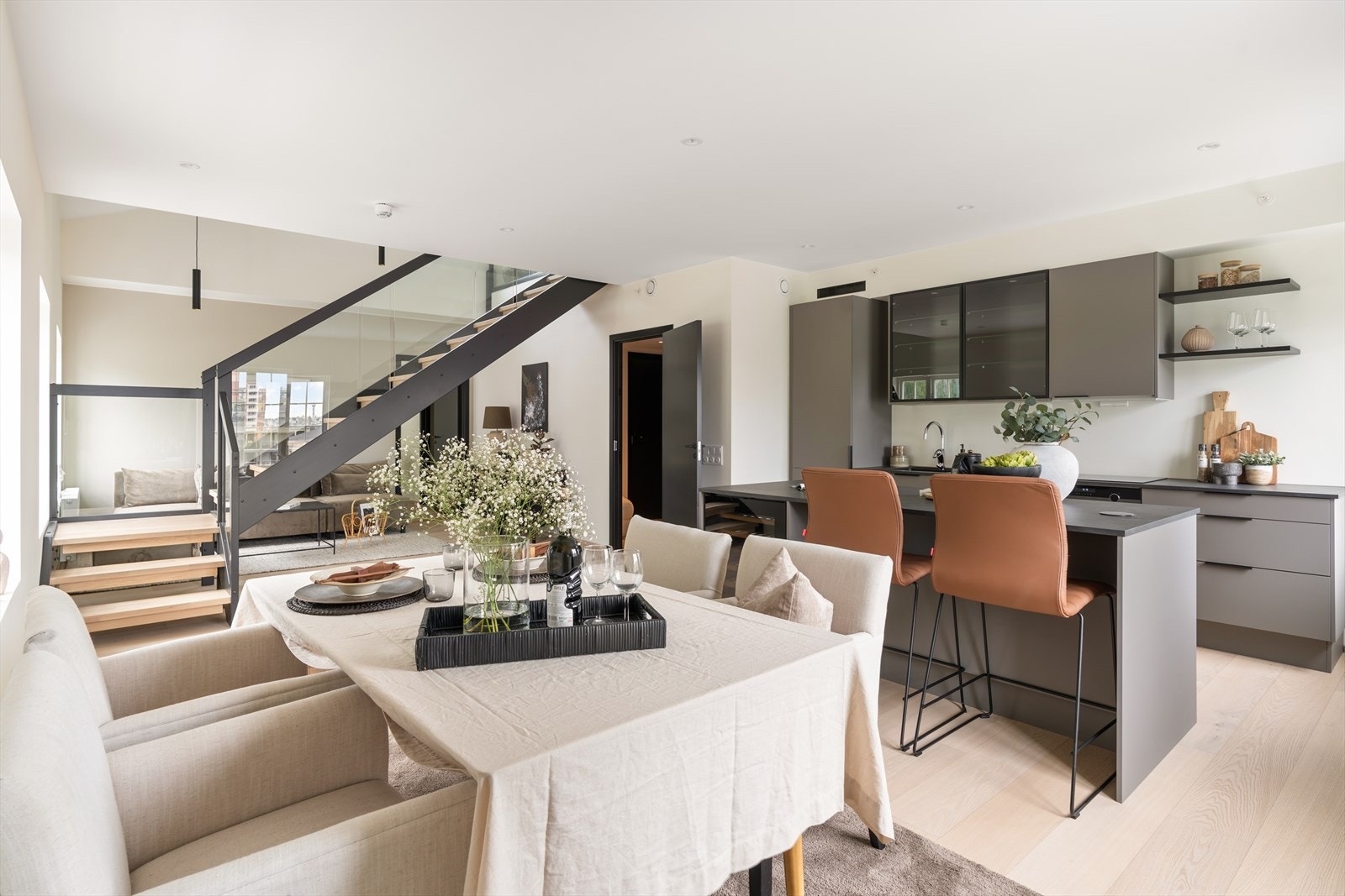 Leiligheten ligger høyt i 3. og 4. etasje (toppleilighet) og i tillegg på enden som gir ekstra vindusflater. Galleribilde