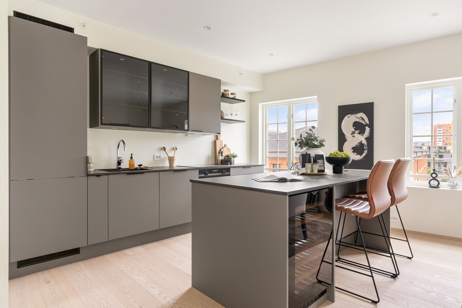 Moderne og stilrent kjøkken fra HTH med slette fronter, soft-close og integrerte hvitevarer. Galleribilde