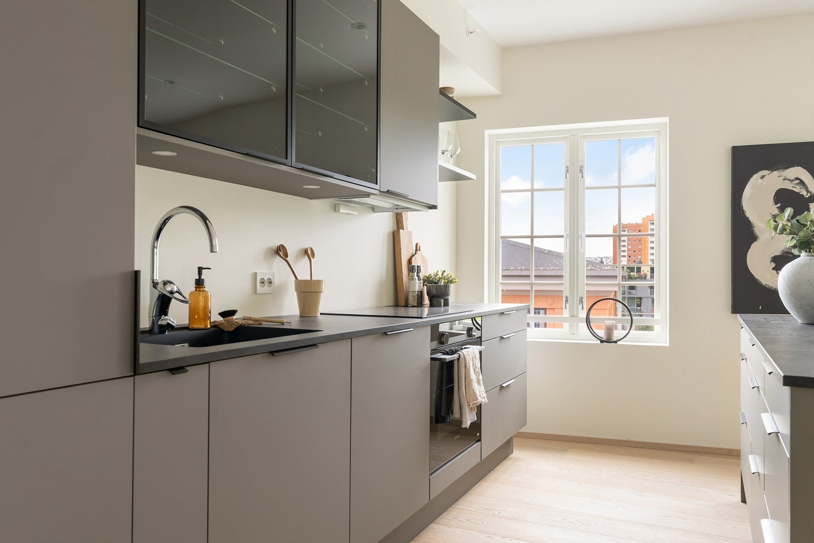 Det er integrert komfyr, platetopp, kjøleskap, oppvaskmaskin og vinskap som medfølger handelen. Galleribilde