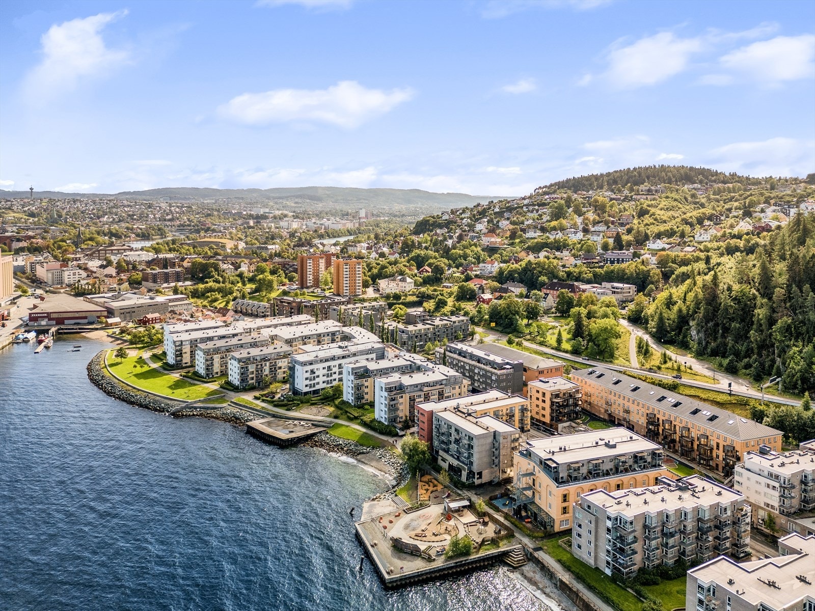 Ilsvika ligger i et attraktivt område ned mot Trondheimsfjorden. Området består av nyere leilighetsbygg samt eldre, ærverdige trehus i idylliske Ilsvikøra. Galleribilde