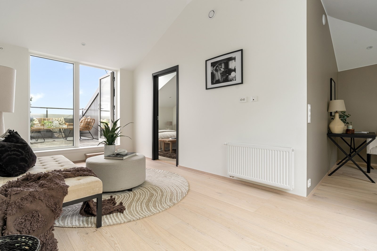 Loftstue med generøs takhøyde. Her er det klargjort med stikk og uttak om man ønsker skjult opplegg med vegghengt TV. Galleribilde