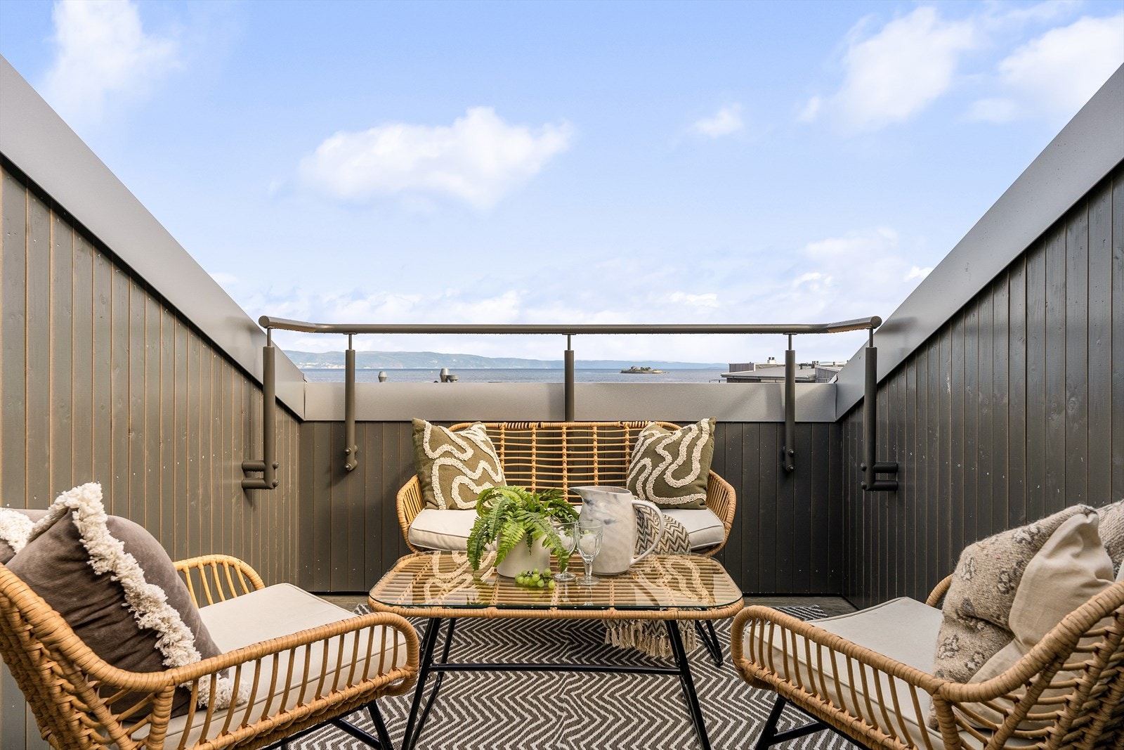 En takterrasse mot nord og en mot sør sørger for gode solforhold store deler av dagen. Upåklagelige utsiktsforhold mot Munkholmen. Galleribilde