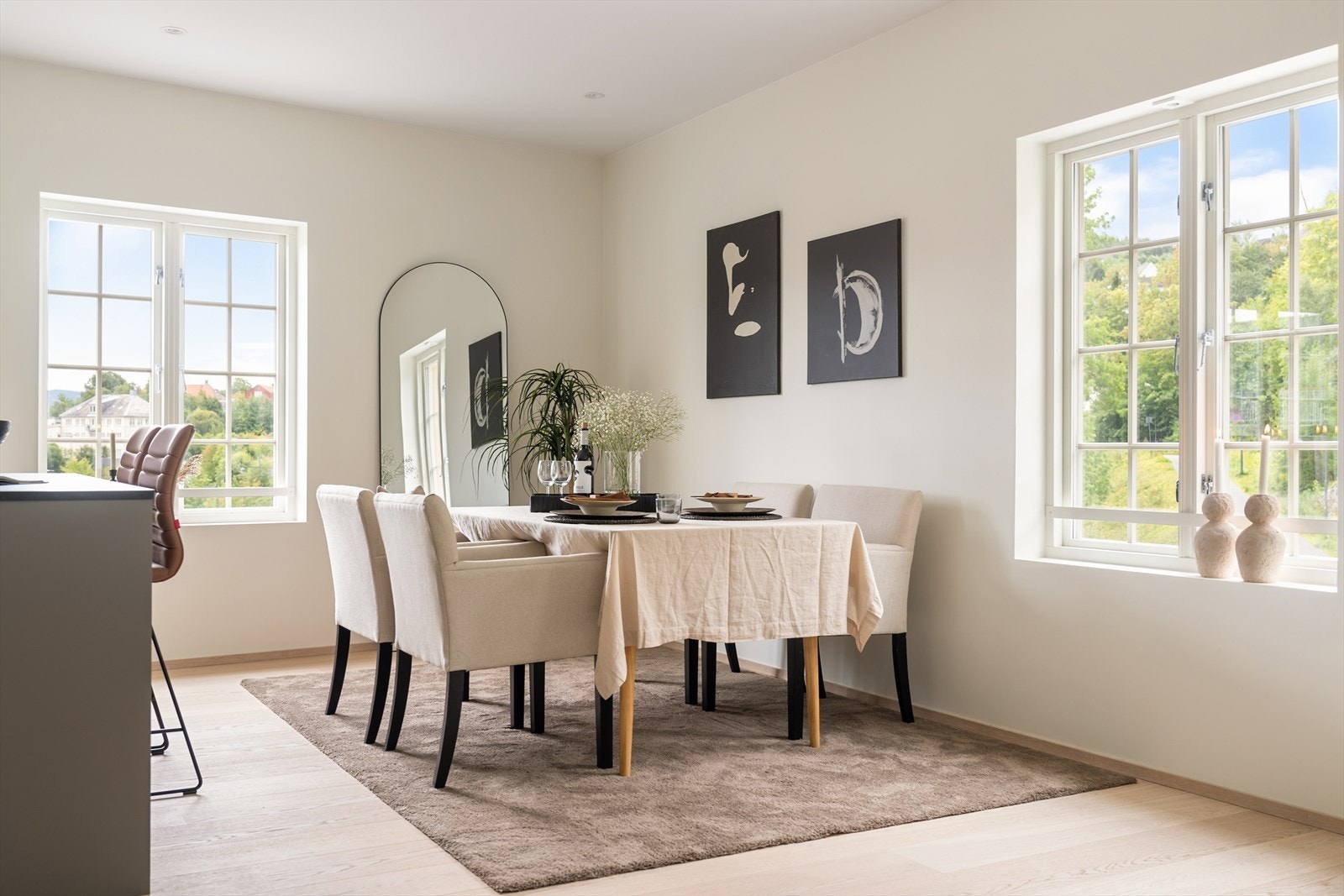 Du har god plass til et større spisebord, så her kan du invitere både venner og familie til en bedre middag. Galleribilde