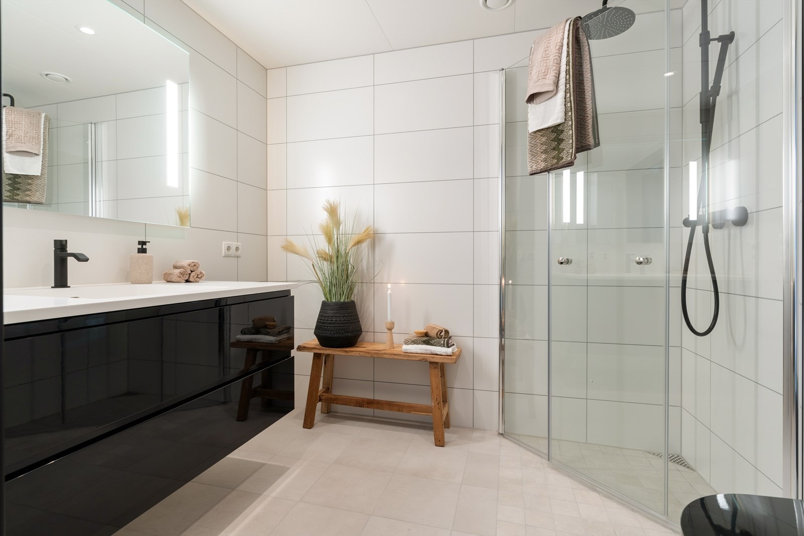 Leiligheten inneholder to bad. Dette ligger i "hovedetasjen". Galleribilde