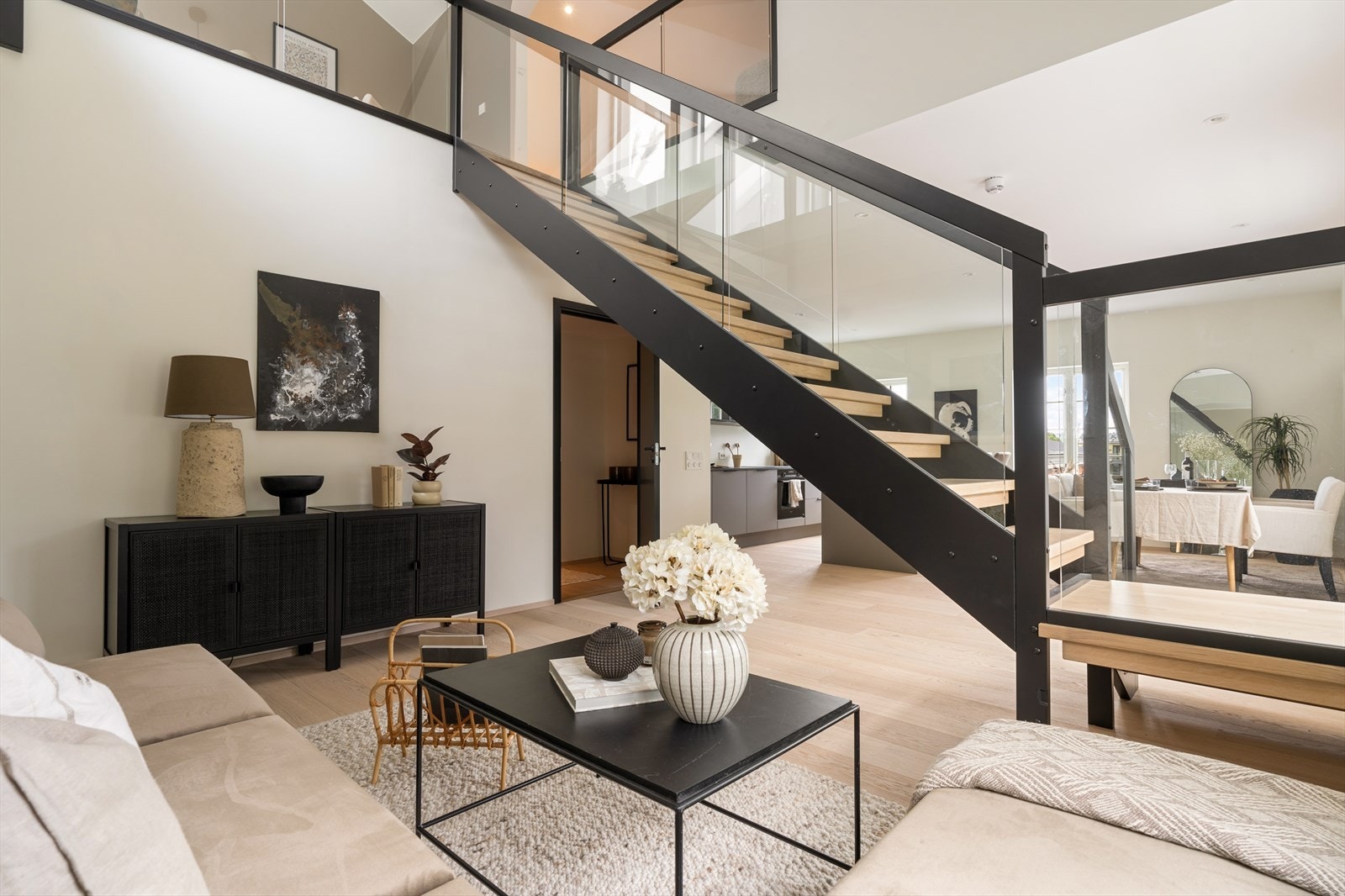 Trappen er påkostet med med bla. glassrekkverk og blir et lekkert møbel i seg selv. Galleribilde