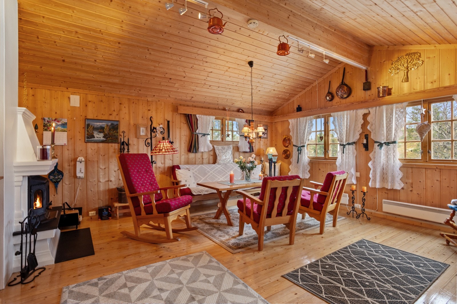 Stuen har store vindusflater som slipper inn masse naturlig lys. Galleribilde