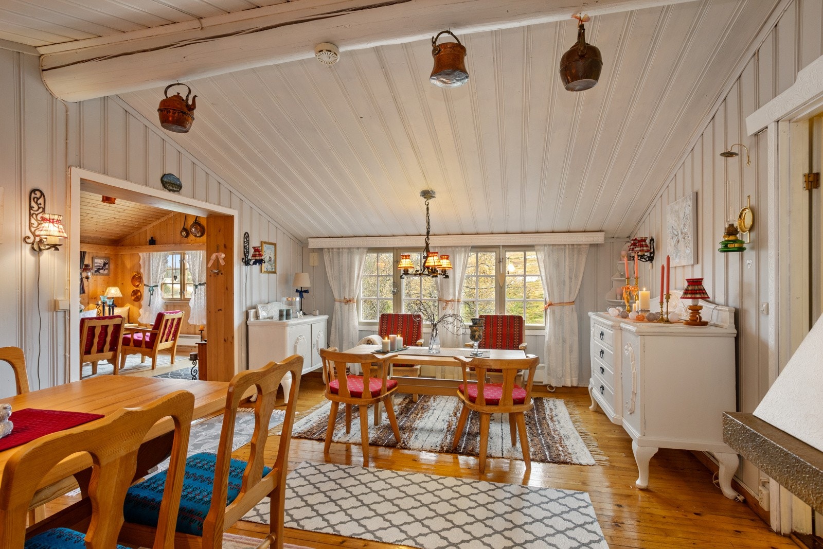 Store vinduer slipper inn godt med lys. Galleribilde