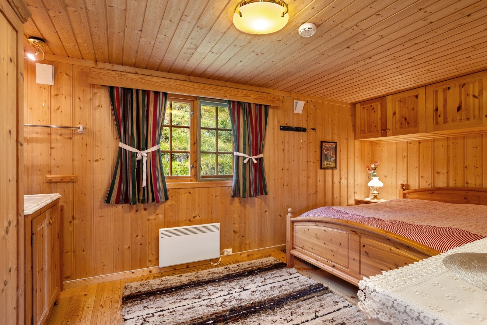 Hovedsoverommet - her er det god plass til både seng og lagring. Galleribilde