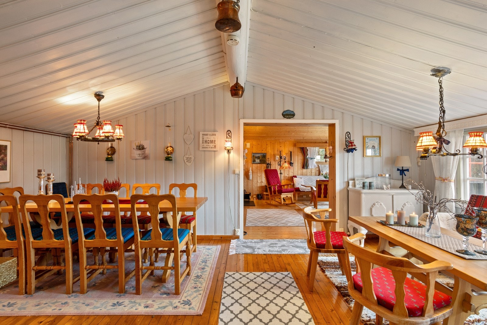 Spisestuen med stuen i bakkant. Galleribilde