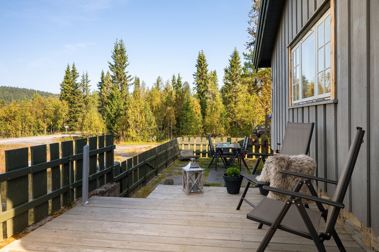 Terrasse som vender ut mot Gålåvegen Galleribilde