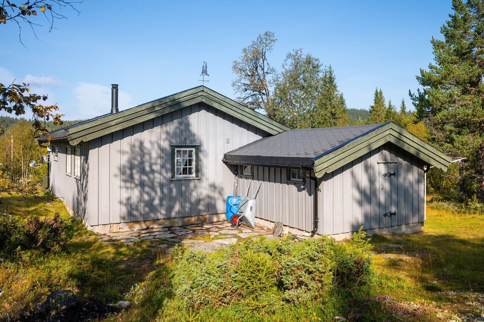 Fin uteplass på baksiden av hytta. Her kan man sitte og nyte morgenkaffen. Galleribilde