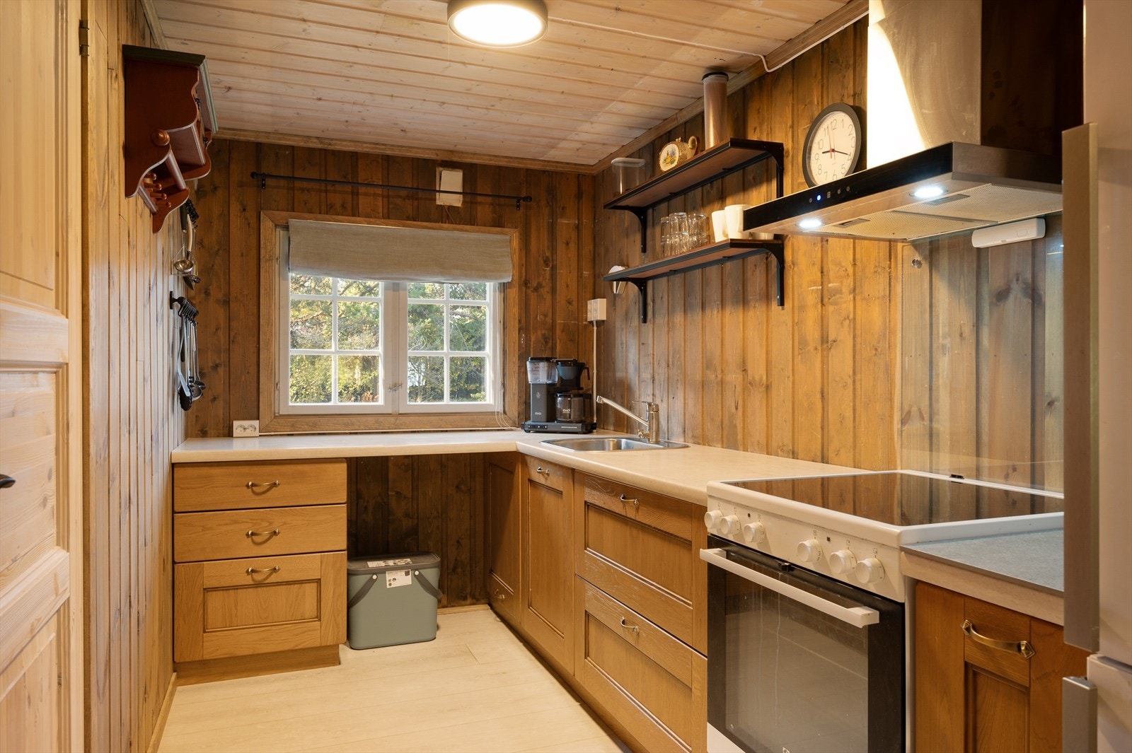 Kjøkkenet har innredning med laminerte skrog, fyllingsfronter og laminert benkeplate med kjøkkenkum. Plass til frittstående komfyr, kjøleskap. Kjøkkenventilator er montert over komfyr. Galleribilde