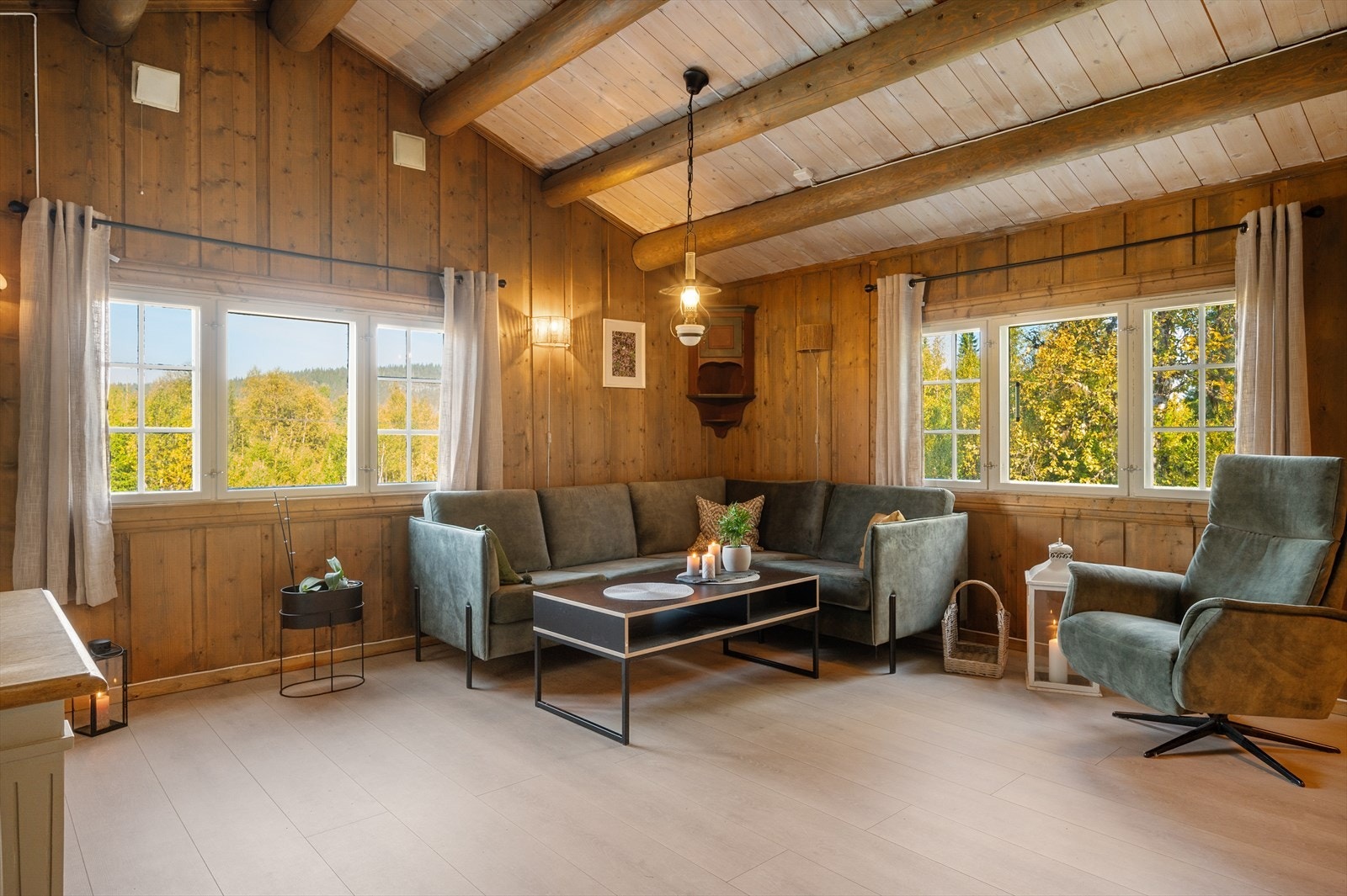 Stuen har beisede vegger og eikelaminat på gulv Galleribilde