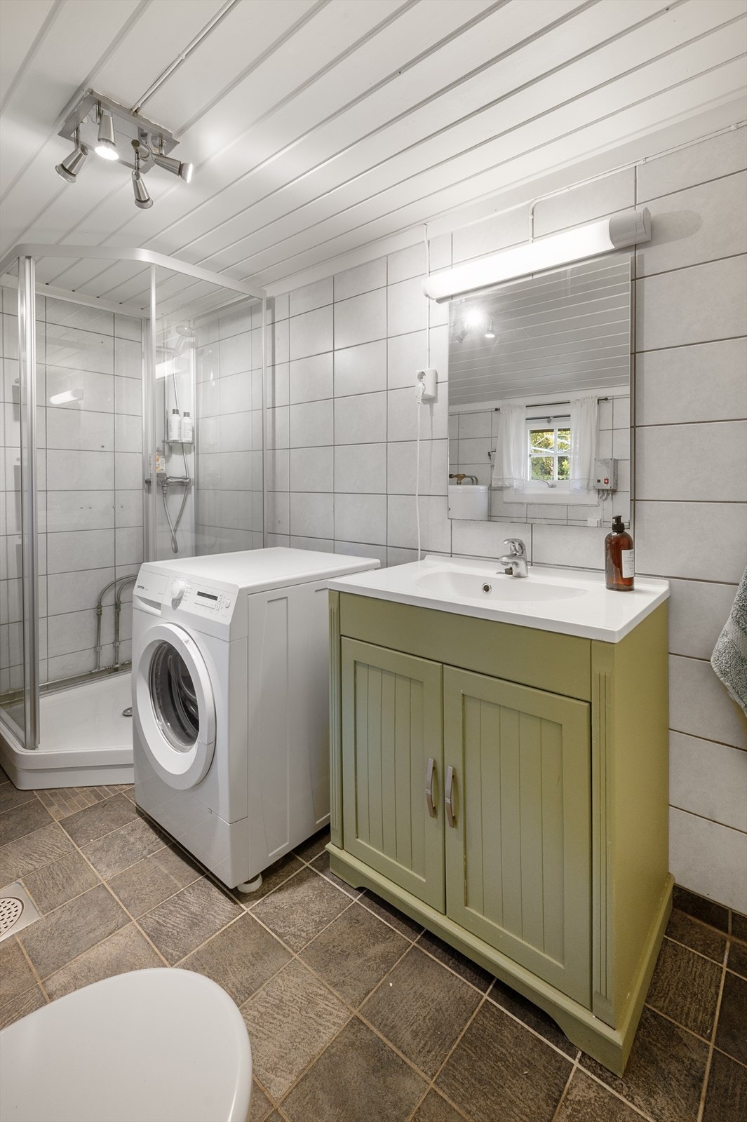 Badet har dusjkabinett, opplegg for vaskemaskin, servantskap, Jets toalett samt trykktank. Galleribilde