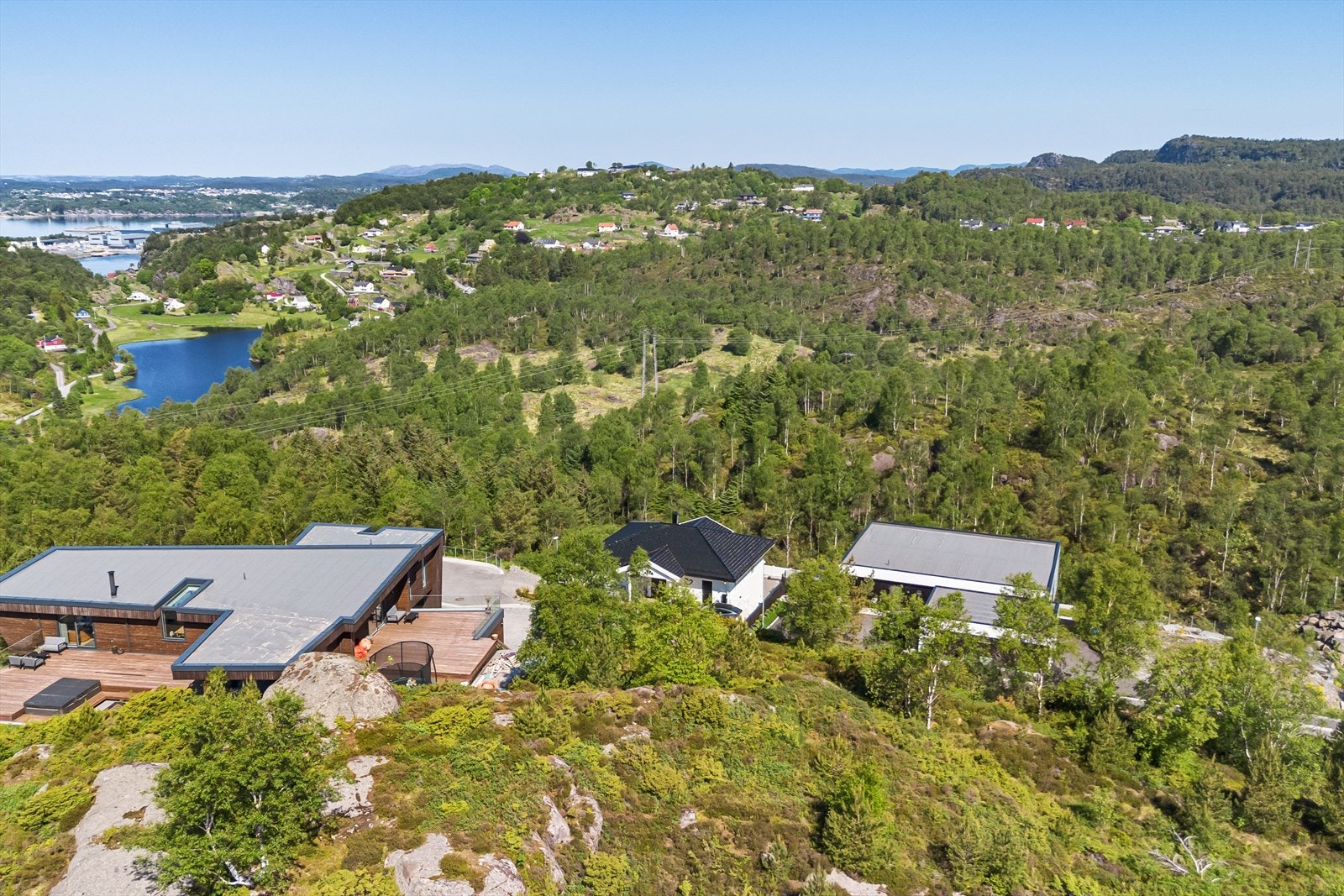 Tomten har gode solforhold og vil få en fantastisk utsikt Galleribilde