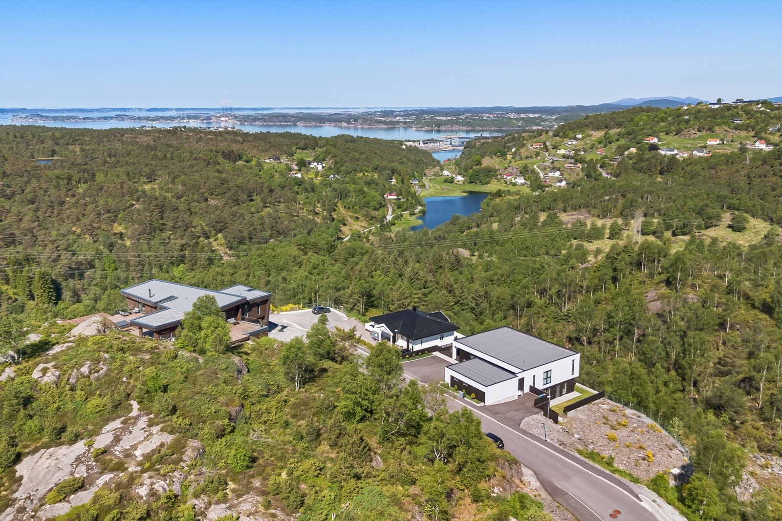 Tomten ligger i en blindvei, noe som gjør at det er lite trafikk. Galleribilde