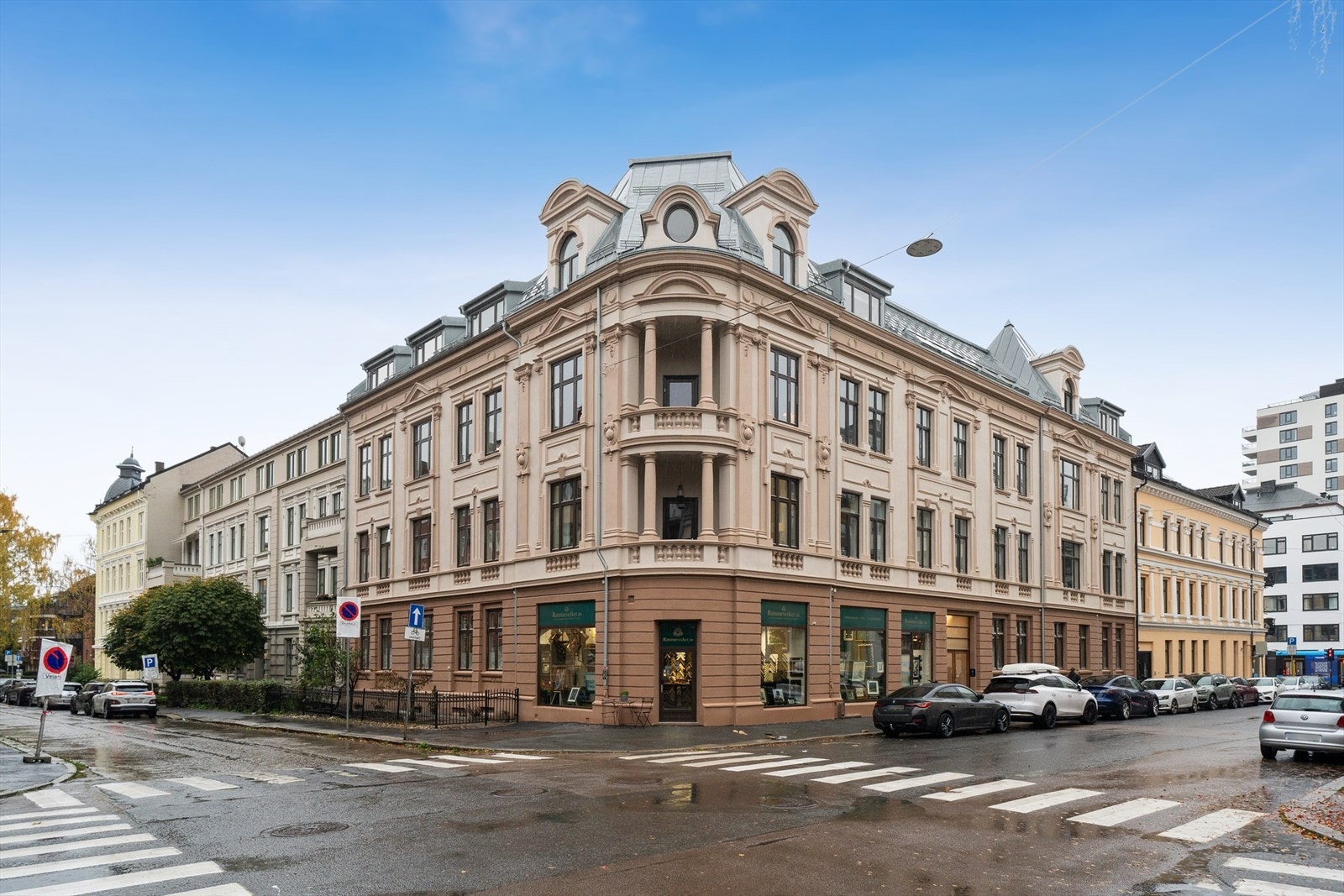 Fasaden ble nettopp pusset opp, her får ny kjøper en klassisk vakker fasade i anerkjent bygårds stil. Galleribilde