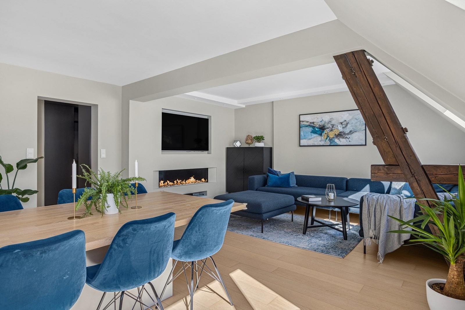 Bemerk den elektriske peisen som er innebygd i veggen, dette bidrar til ekstra varm atmosfære på høst- og vinterstid. Galleribilde