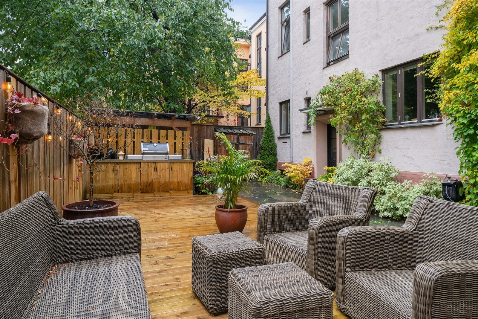 Nydelig bakgård med grill og stor hyggelig sittegruppe. Galleribilde