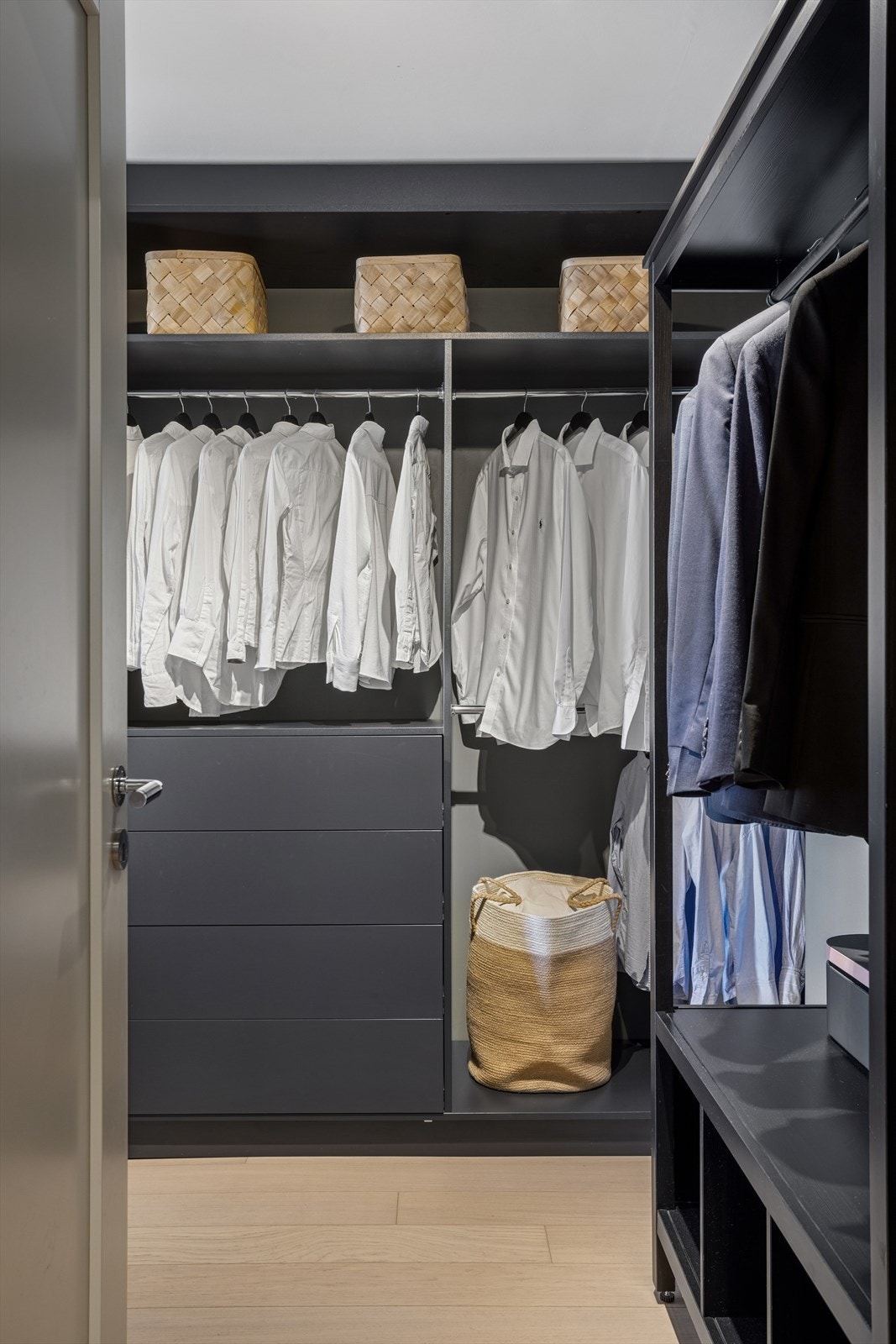 Rommene har plass til seng og nattbord, og er utstyrt med hver sin praktiske garderobeløsning hvor klær og annet kan ryddes vekk. Galleribilde