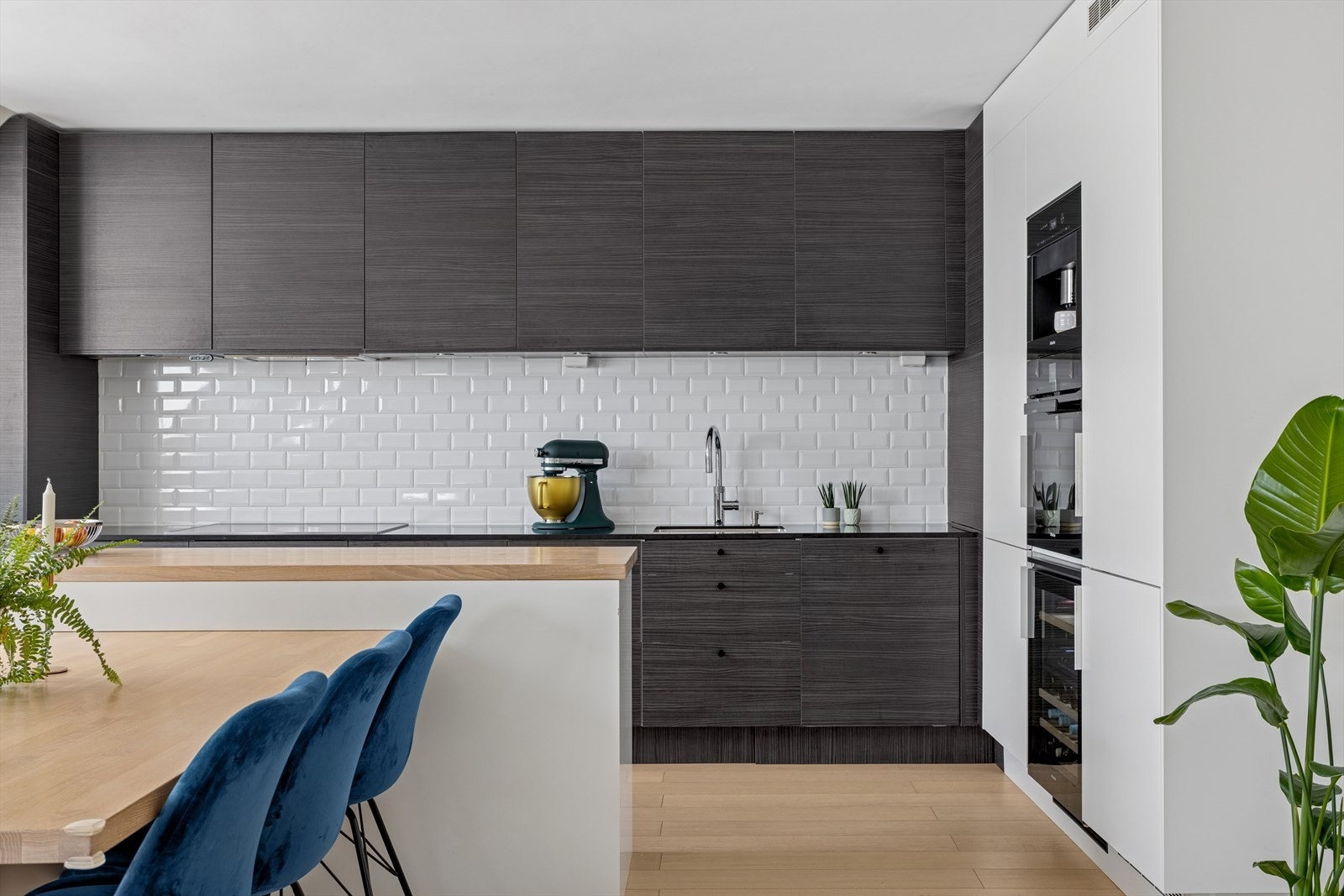 Det er kjøkkenarmatur fra Quooker som gir kokende vann. Oppholdsrommets utforming gir en naturlig plassering for en stor og koselig spisegruppe. Galleribilde