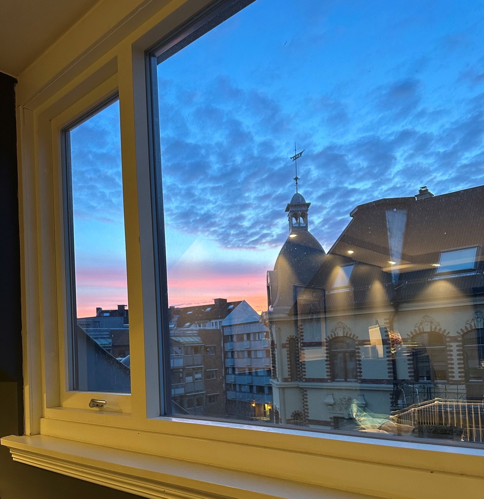 Selgers private bilde. Fra leiligheten har du nydelig utsikt fra høyden og du bor fritt og skjermet til. Galleribilde