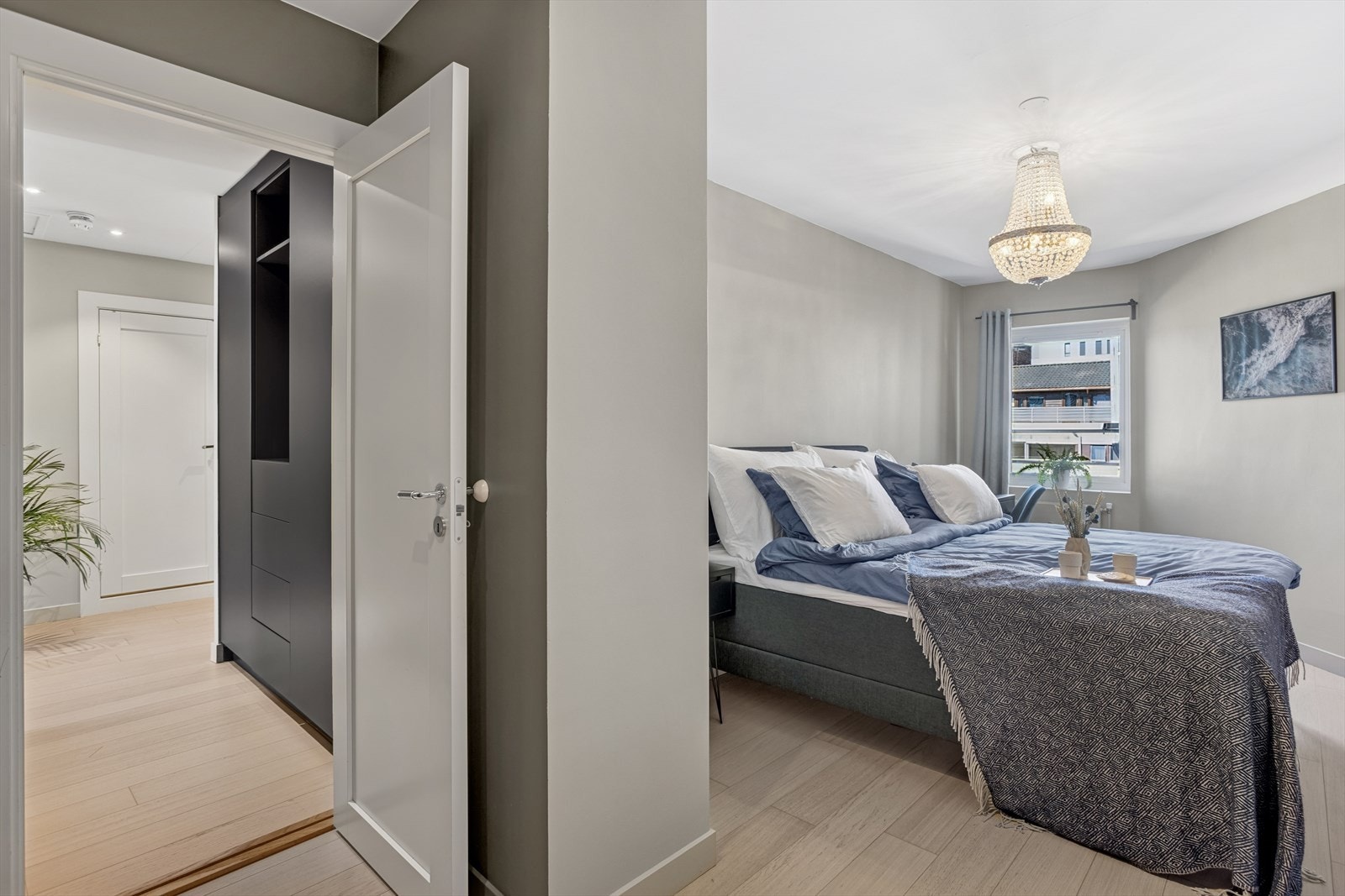 Leiligheten har videre to gode soverom med fine innredningsmuligheter. Ved vinduet på bildet har du også plass til hjemmekontor pult om ønskelig. Galleribilde