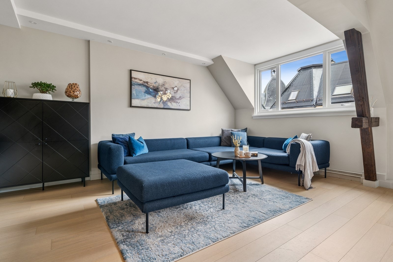 Stor plass til sofagruppe, innred stuen etter eget ønske. Galleribilde