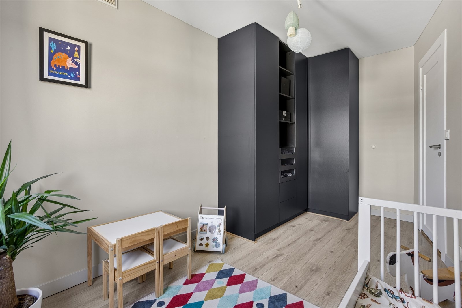 Rommene kan enkelt innredes og brukes som kontor, gjesterom eller barnerom, avhengig av behov. Galleribilde